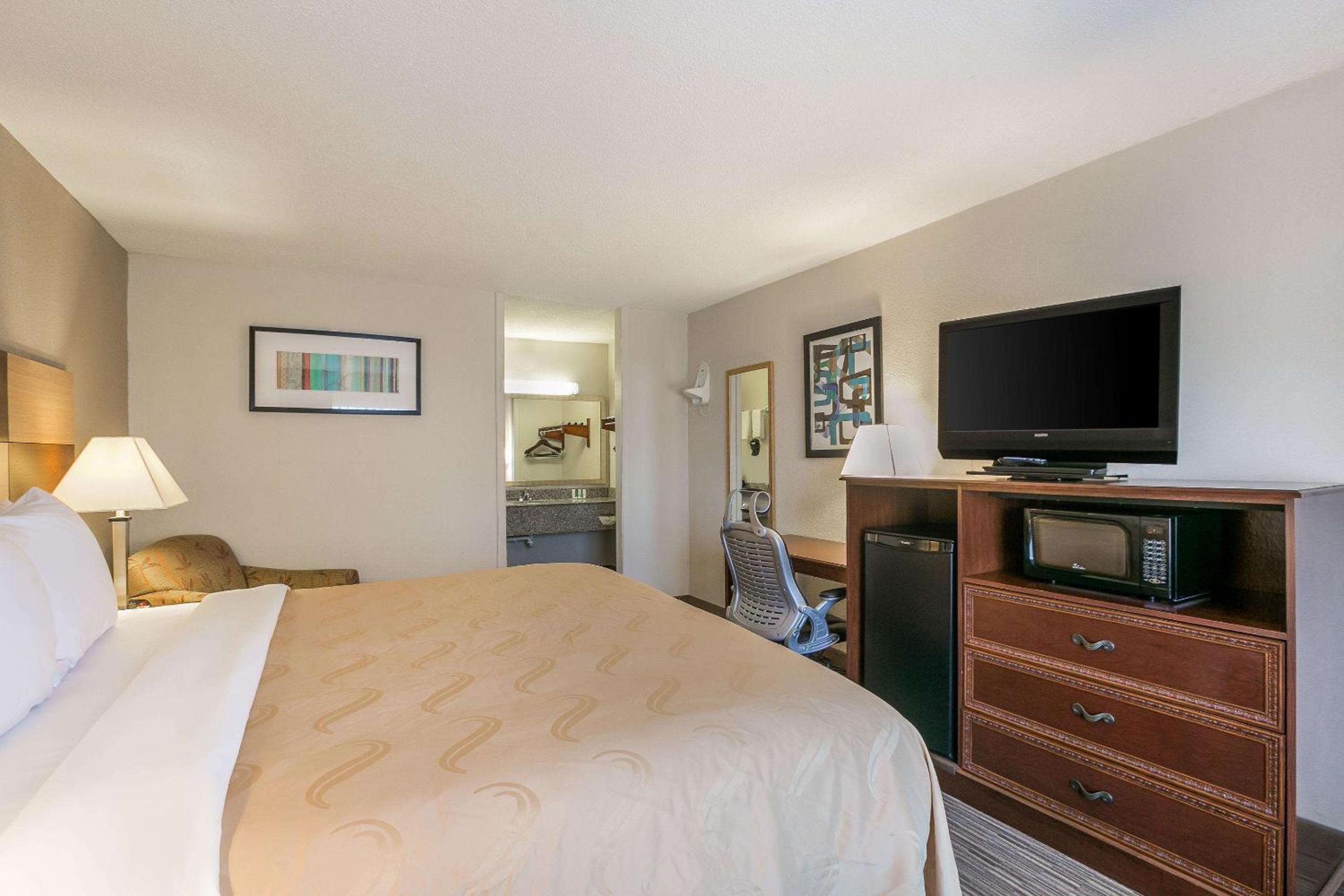 King Room - Non-Smoking - Photo 2