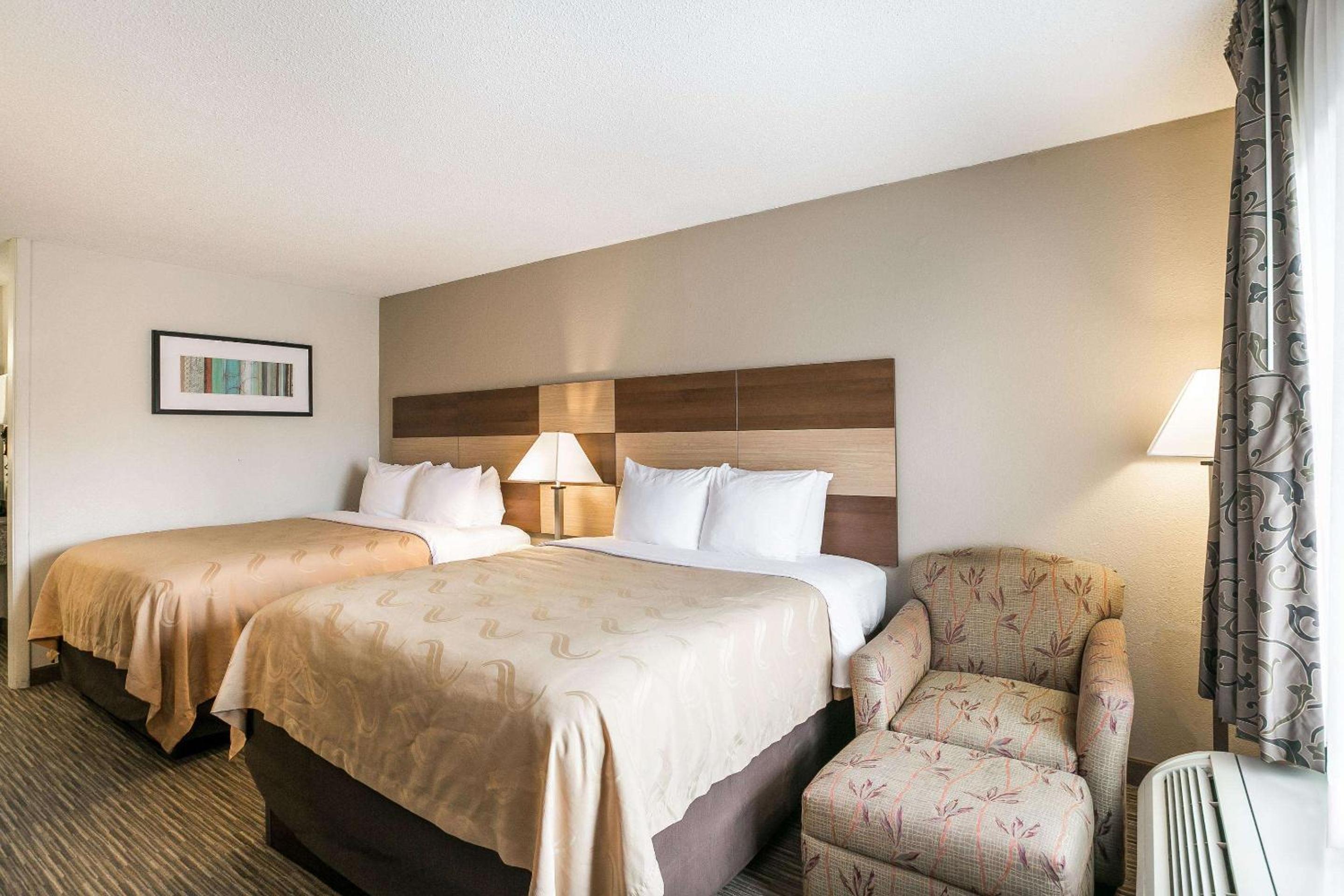 Queen Room with Two Queen Beds - Non-Smoking - Photo 2