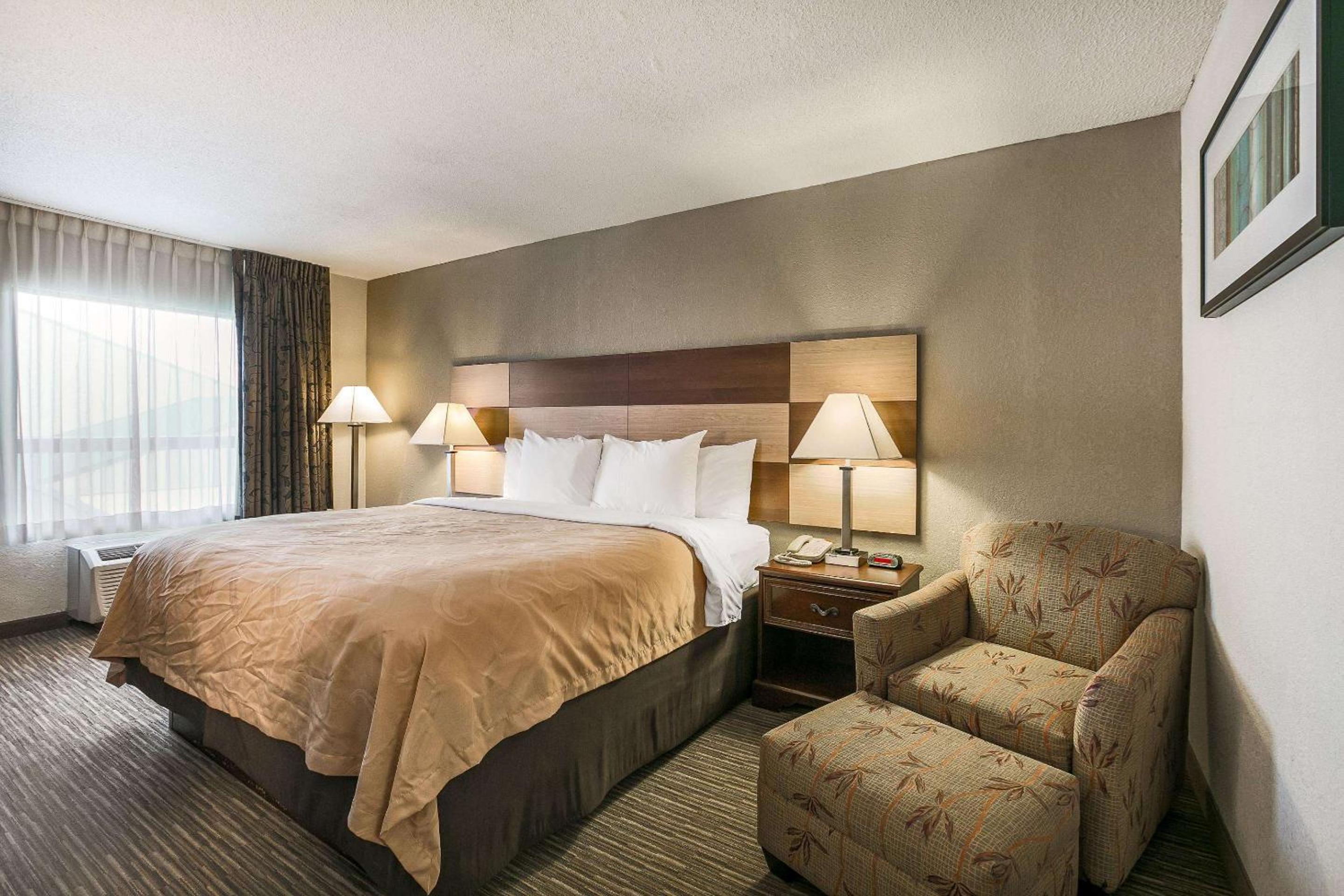King Room - Non-Smoking - Photo 4