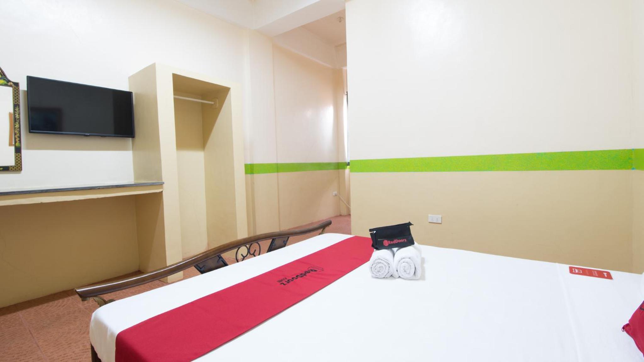 Deluxe Room - Photo 7