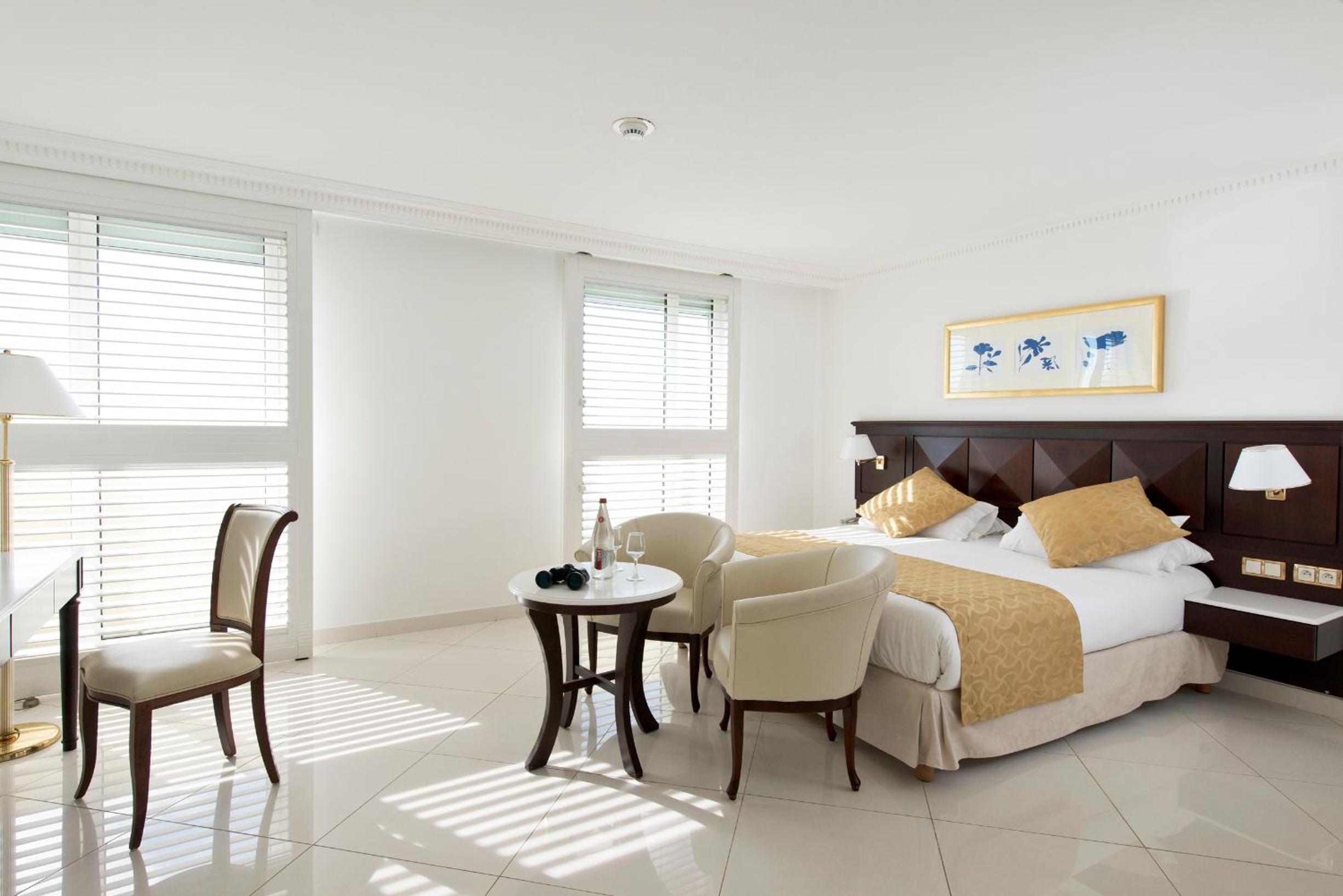 Deluxe Room with Sea View - Photo 10