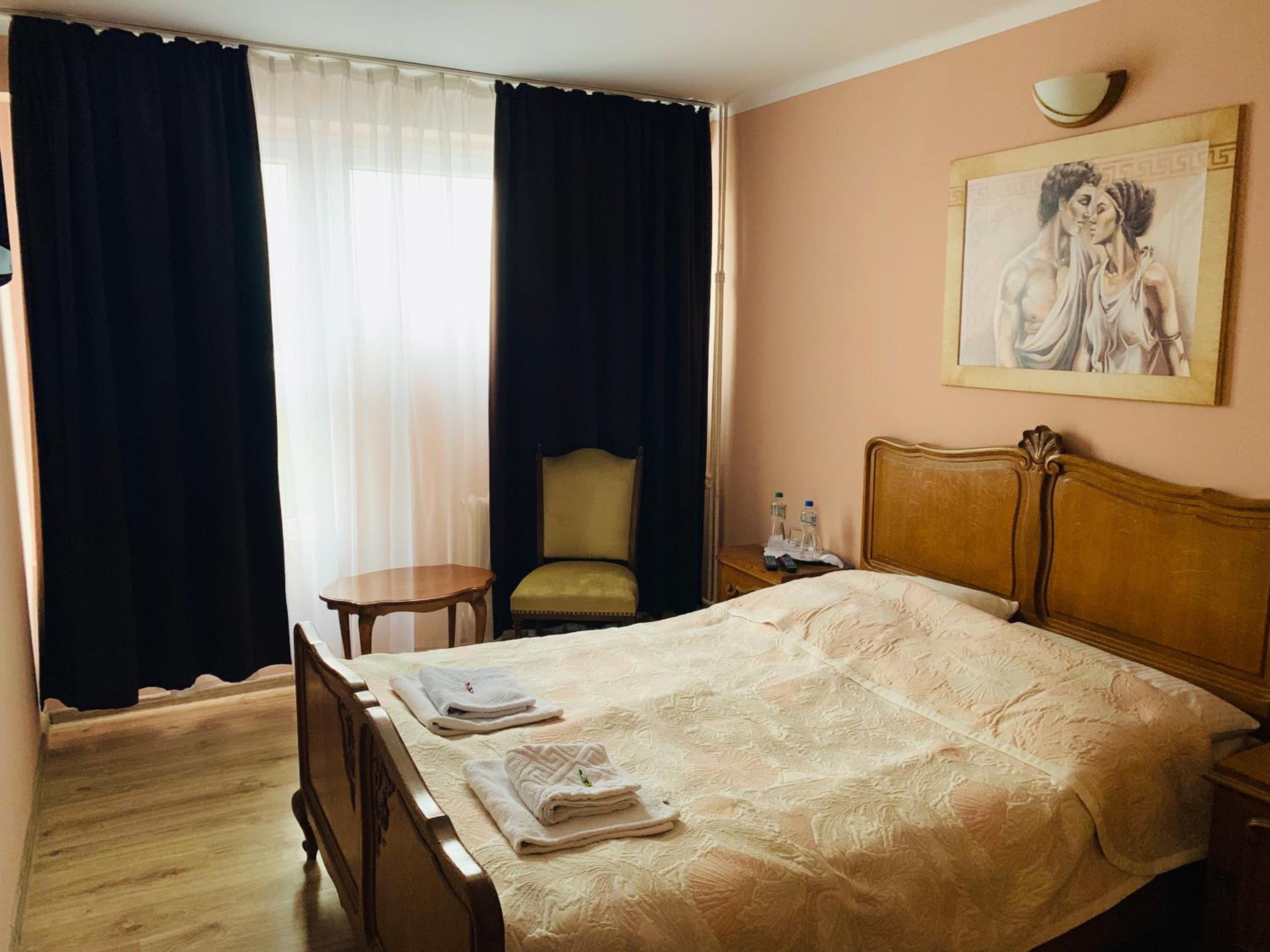 Large Double Room - Photo 2