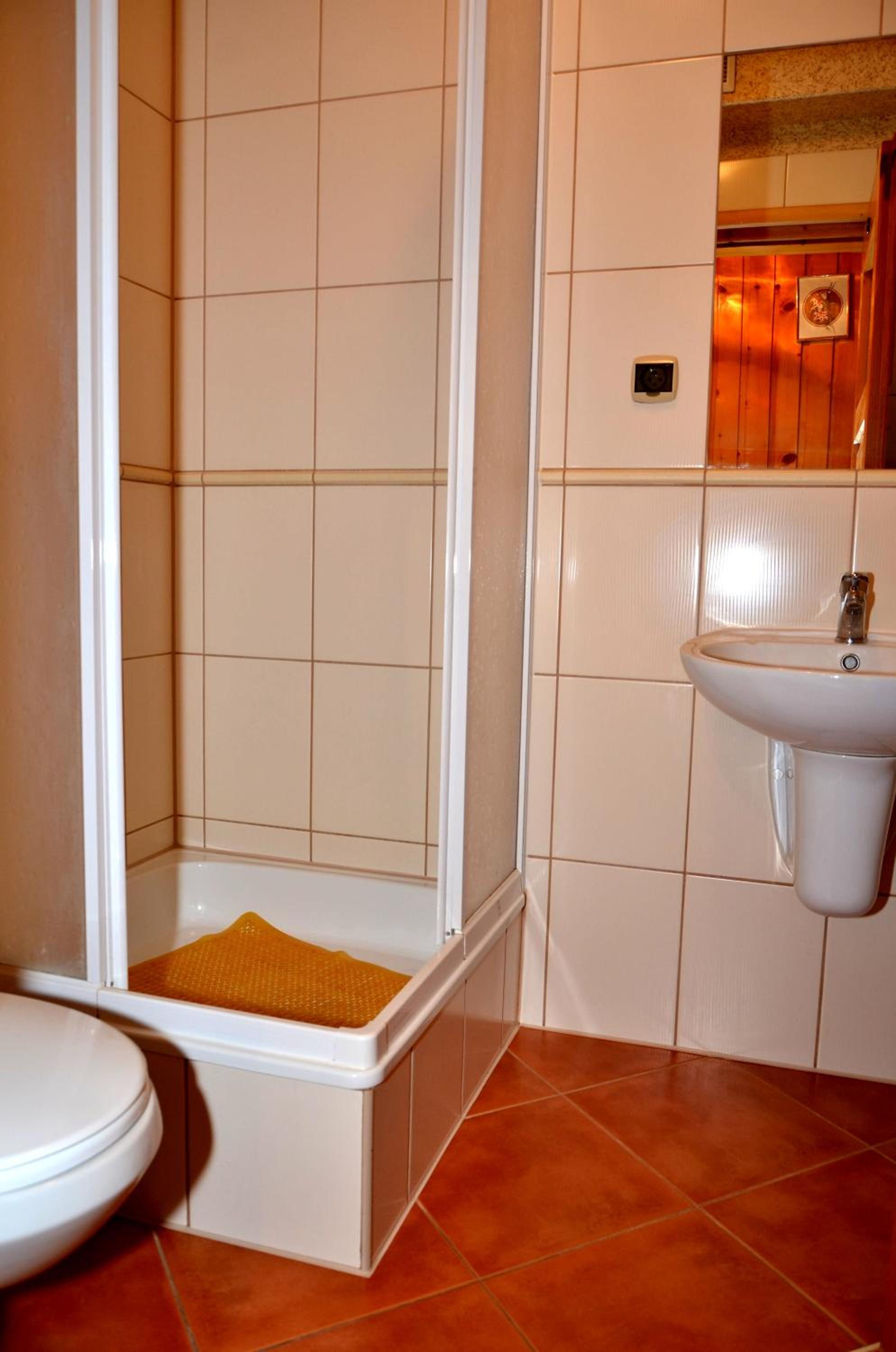 Twin Room with External Private Bathroom - Photo 2