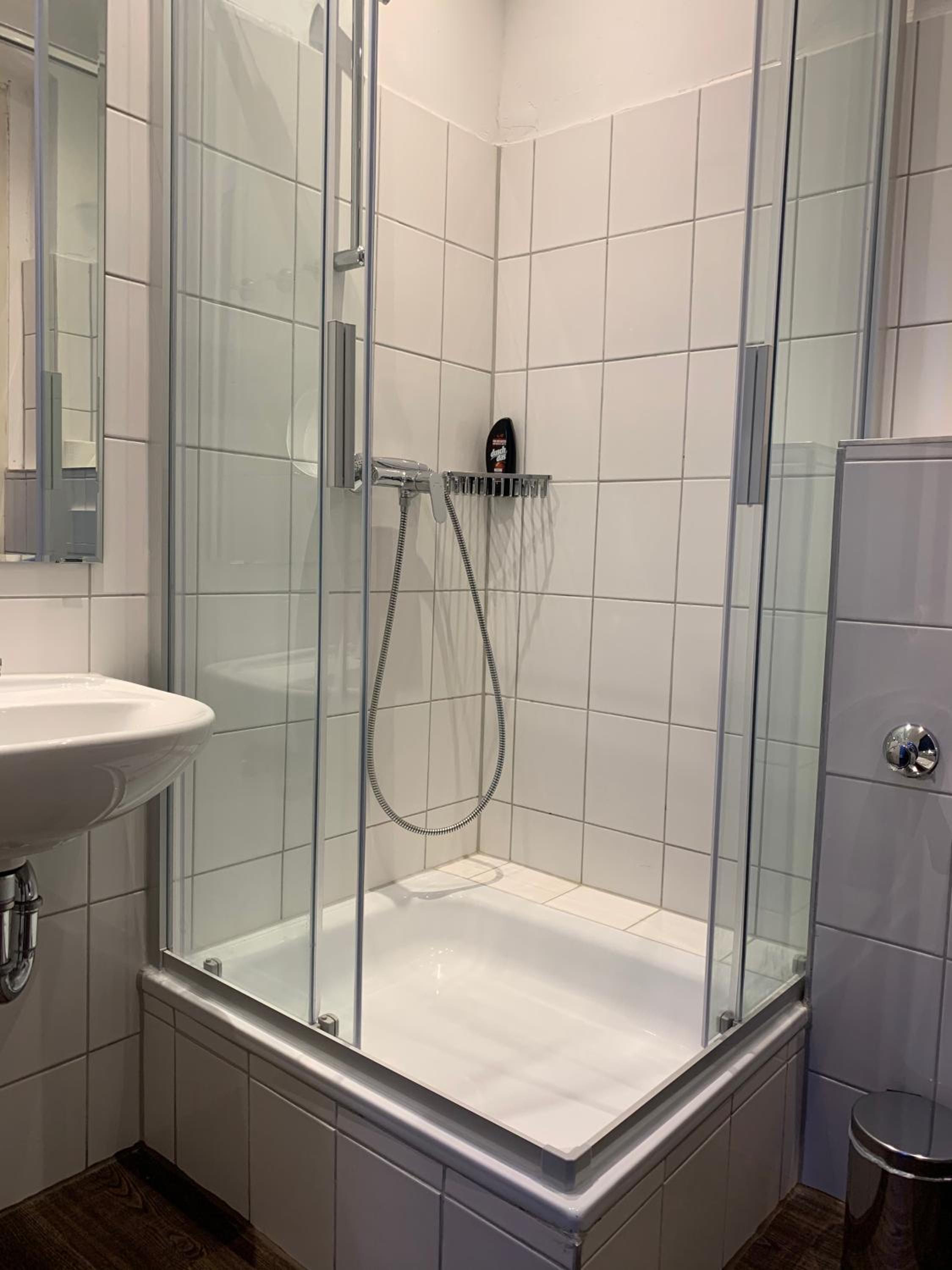 Double Room with Private Bathroom - Photo 8