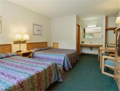 Queen Room with Two Queen Beds - Non-Smoking - Photo 1