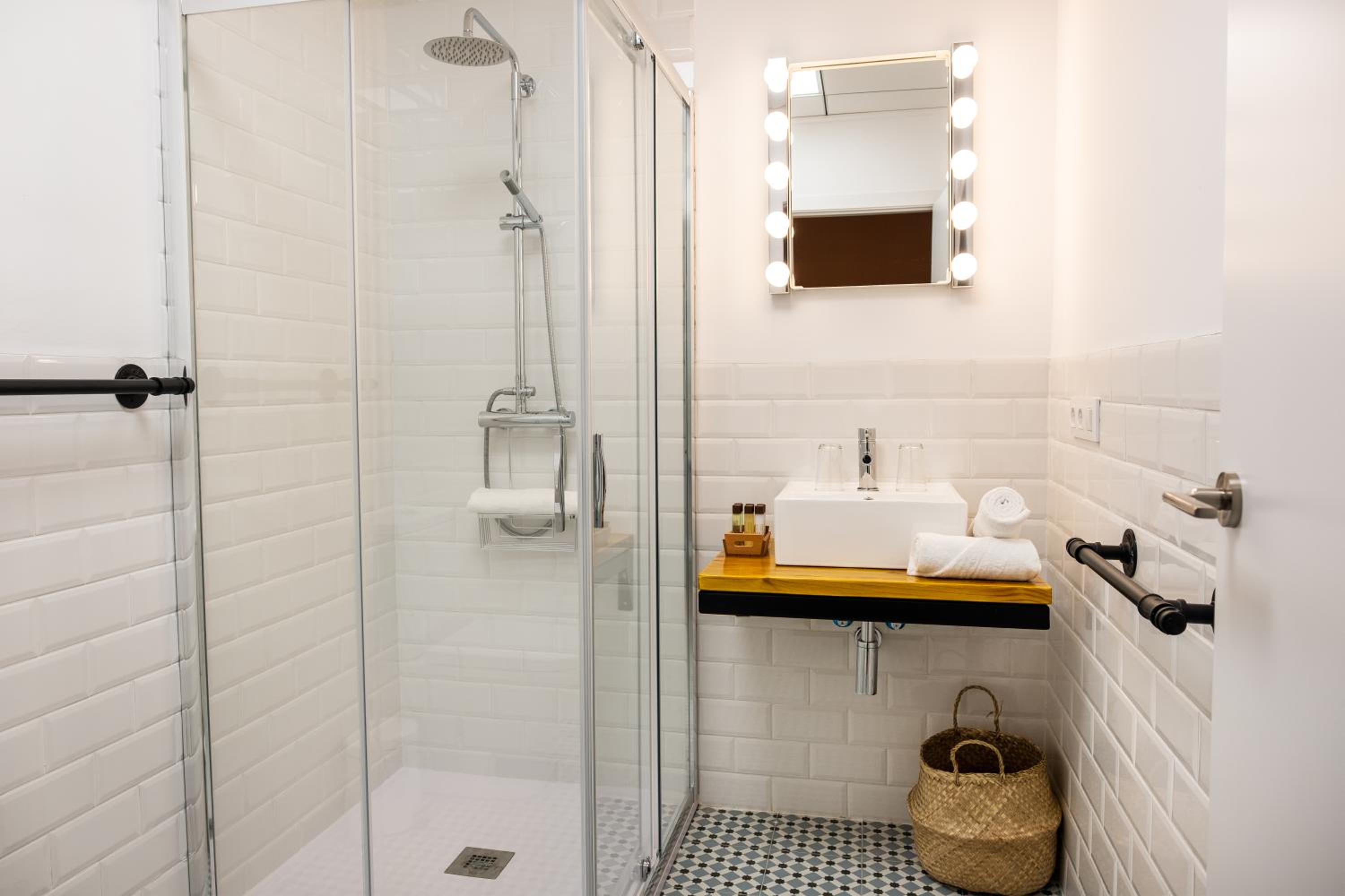 Deluxe Double Room - Photo 9