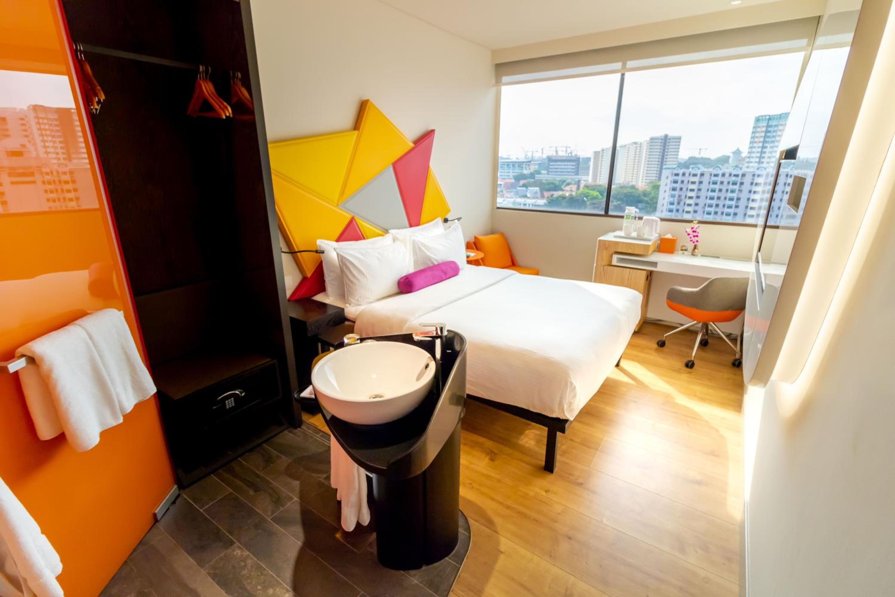 Standard Queen Room with Pool View, 1 Queen Bed photo 1