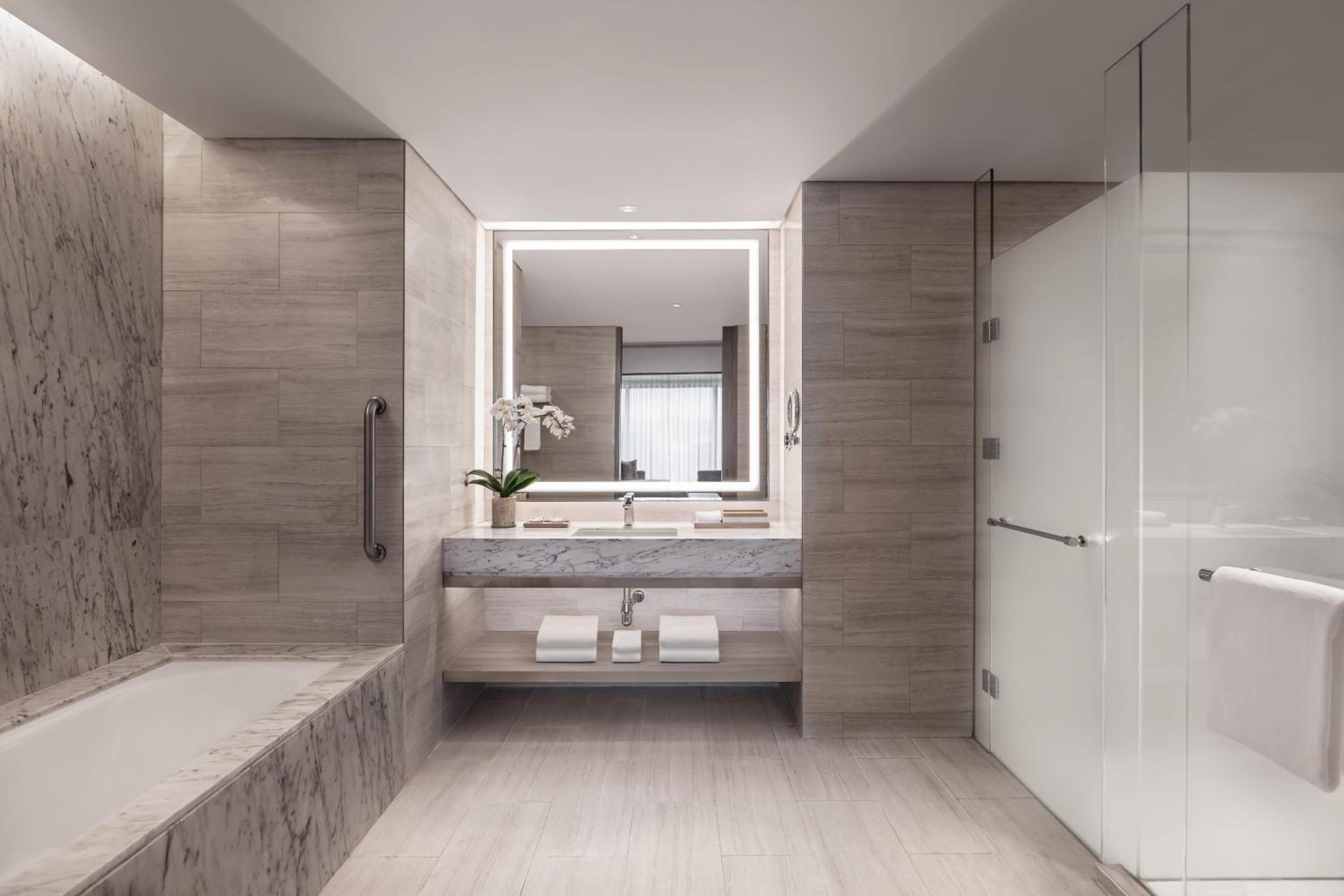 Deluxe King Suite with Executive Lounge Access - Photo 10