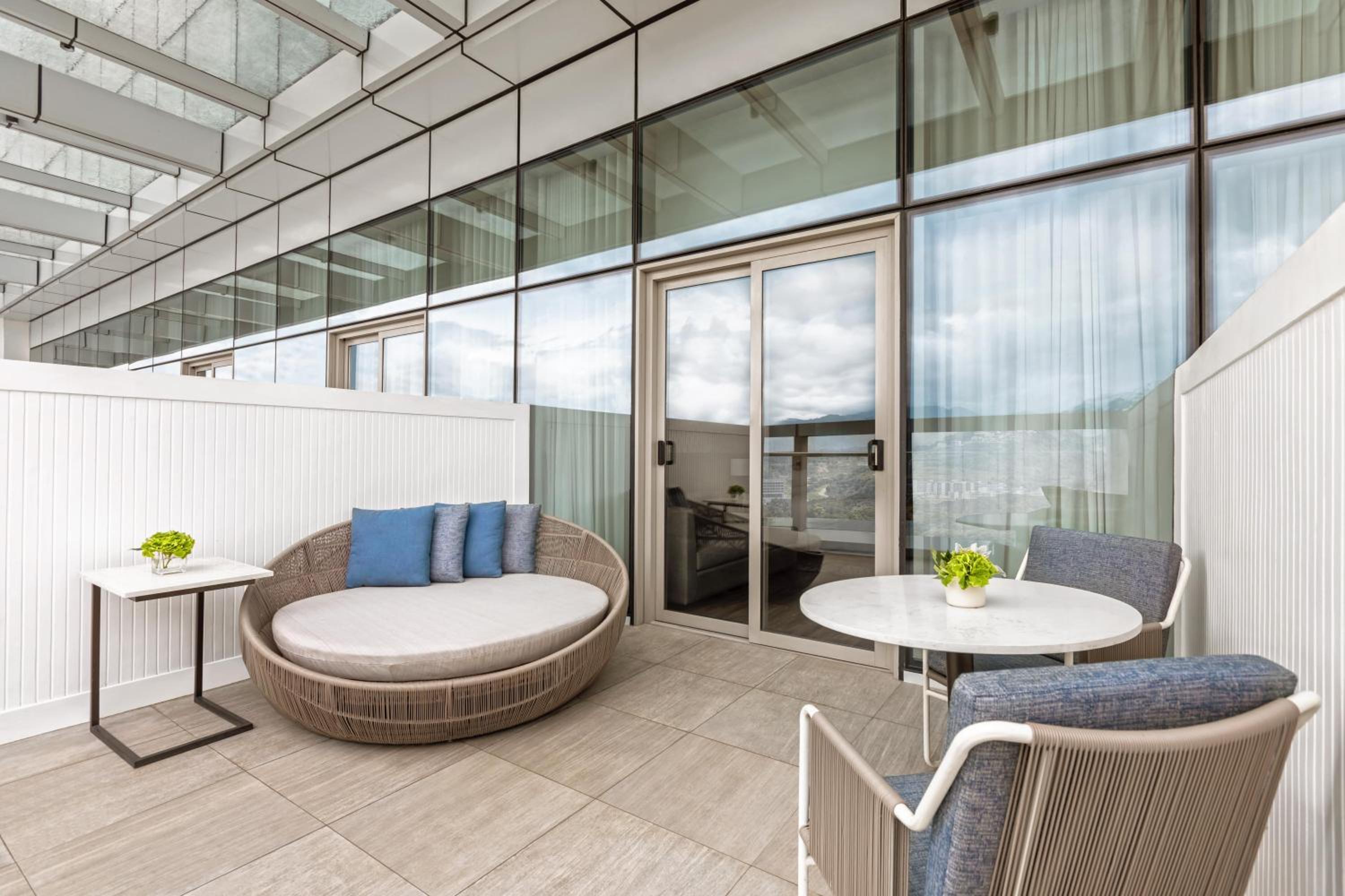 Deluxe King Room with Balcony - Photo 2