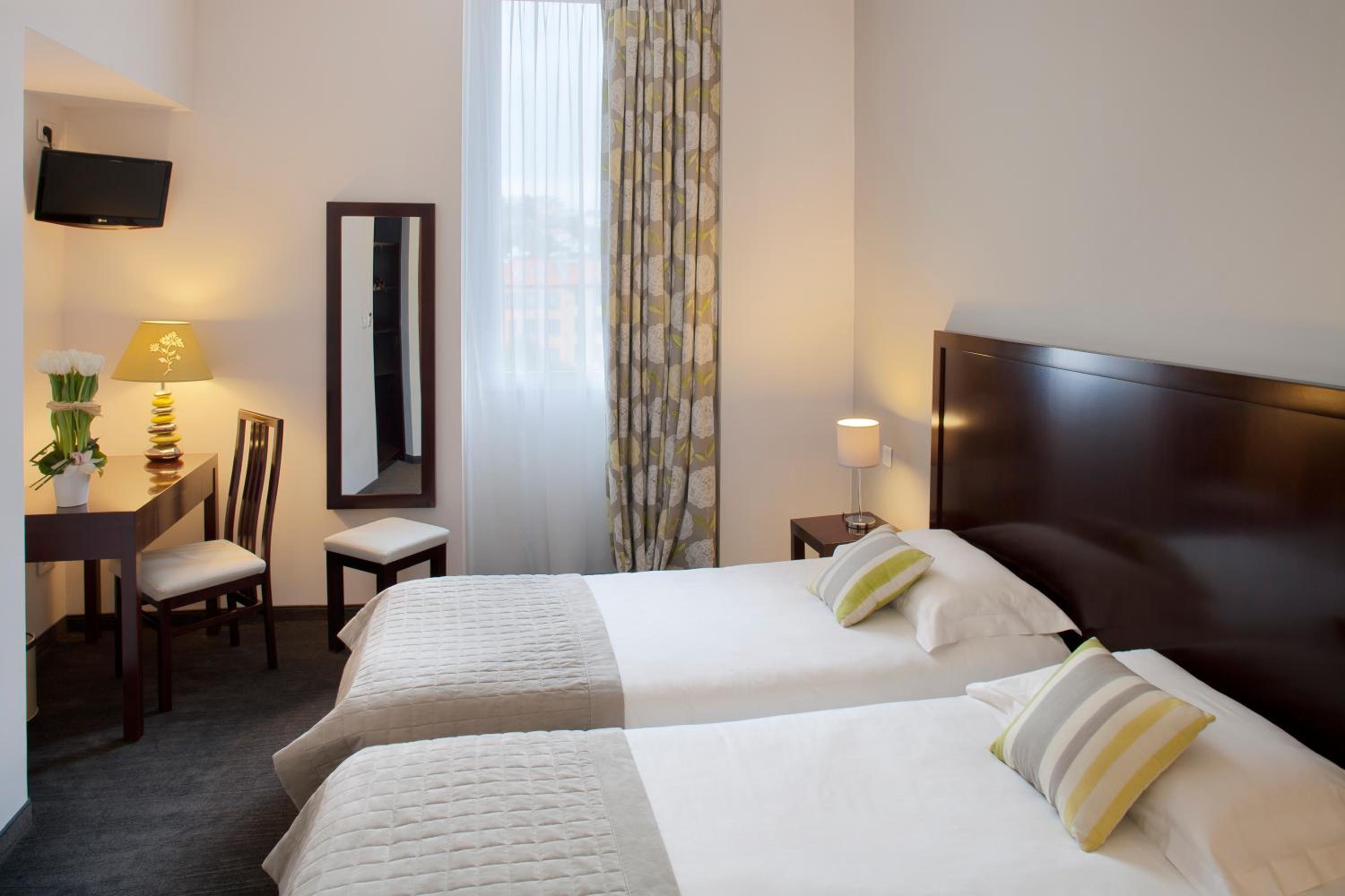 Standard Twin Room - Photo 1