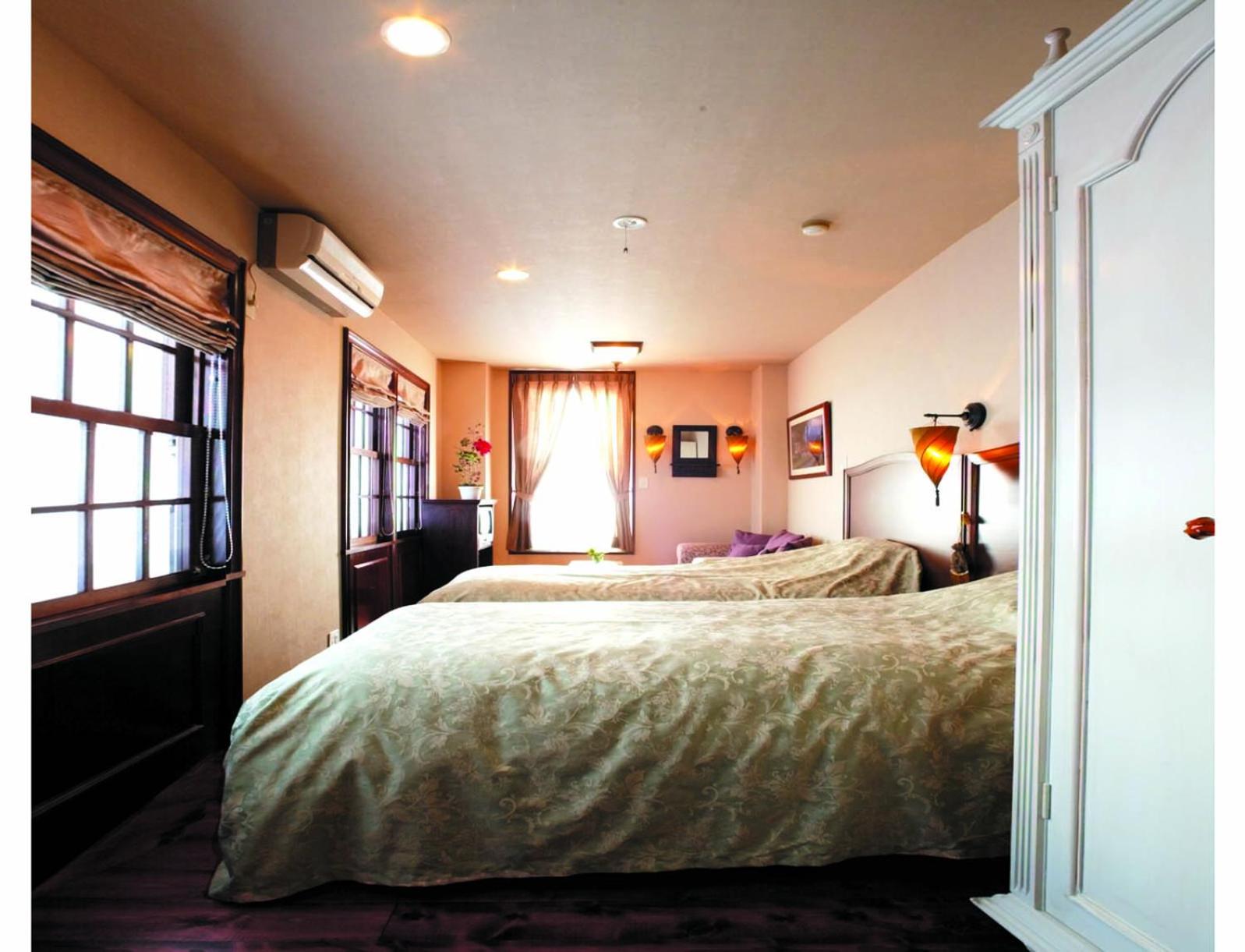 Twin Room with Shared Bathroom - Non-Smoking photo 1