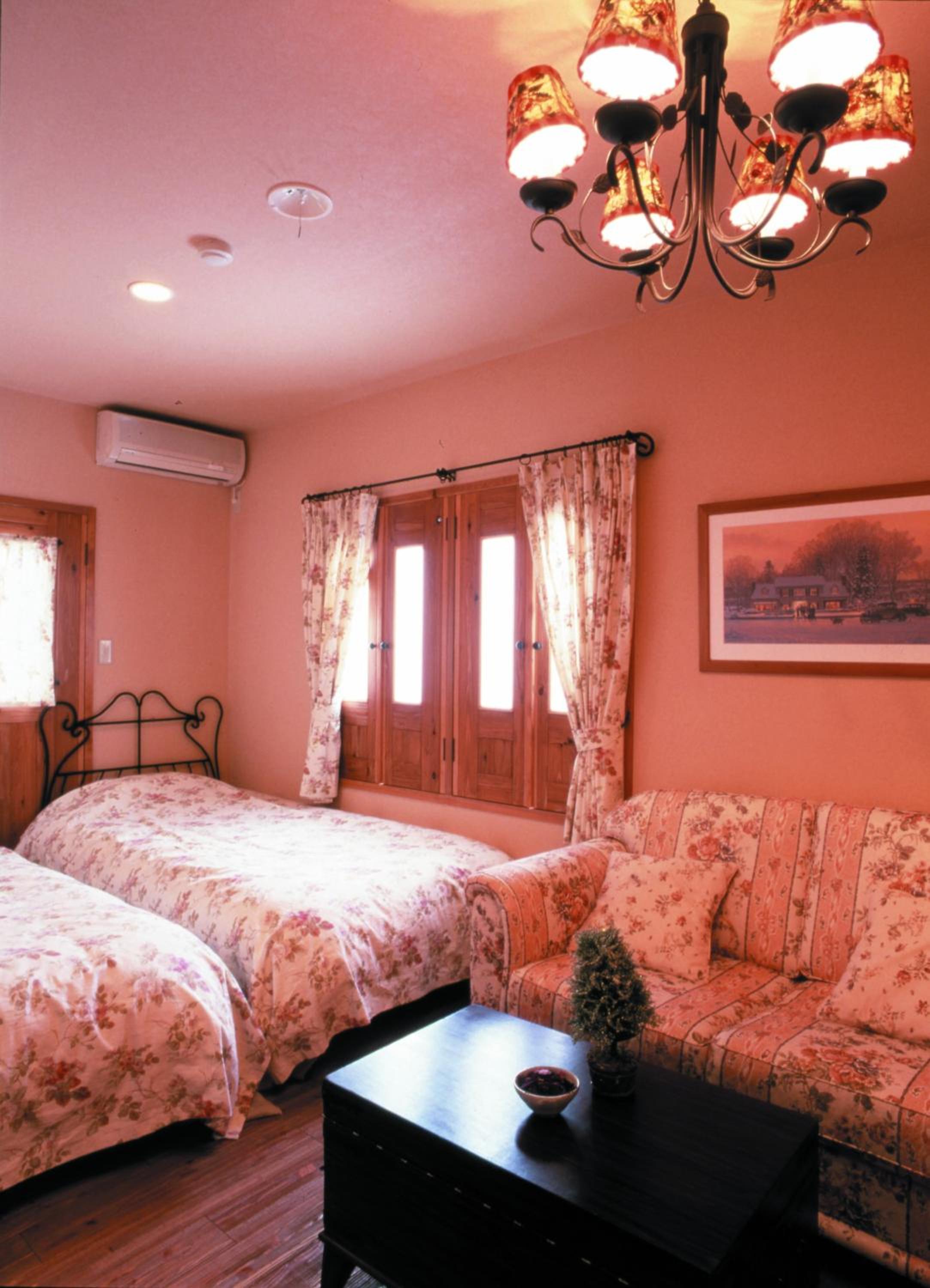 Twin Room with Shared Bathroom - Non-Smoking photo 2
