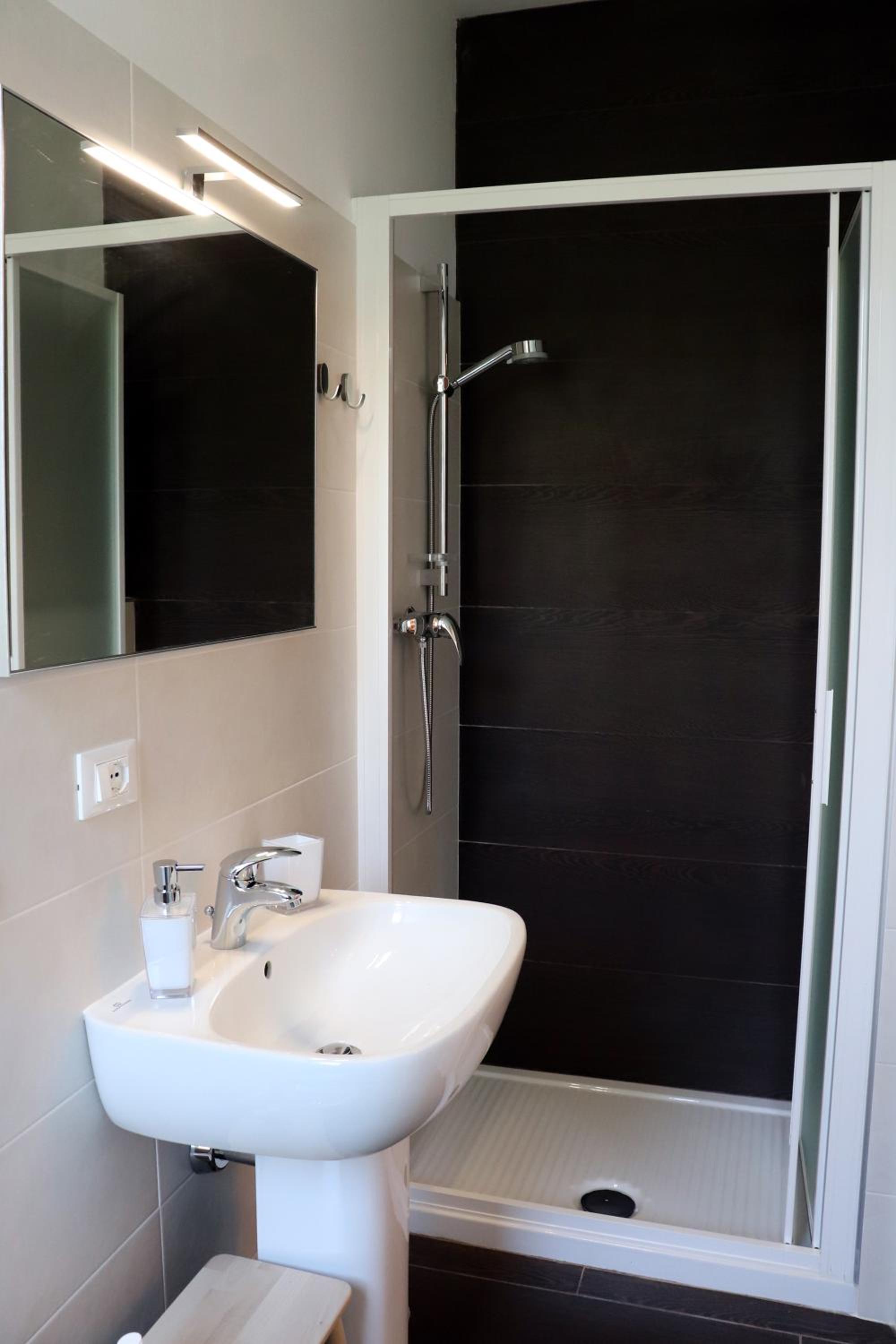 Quadruple Room with Private Bathroom - Photo 16