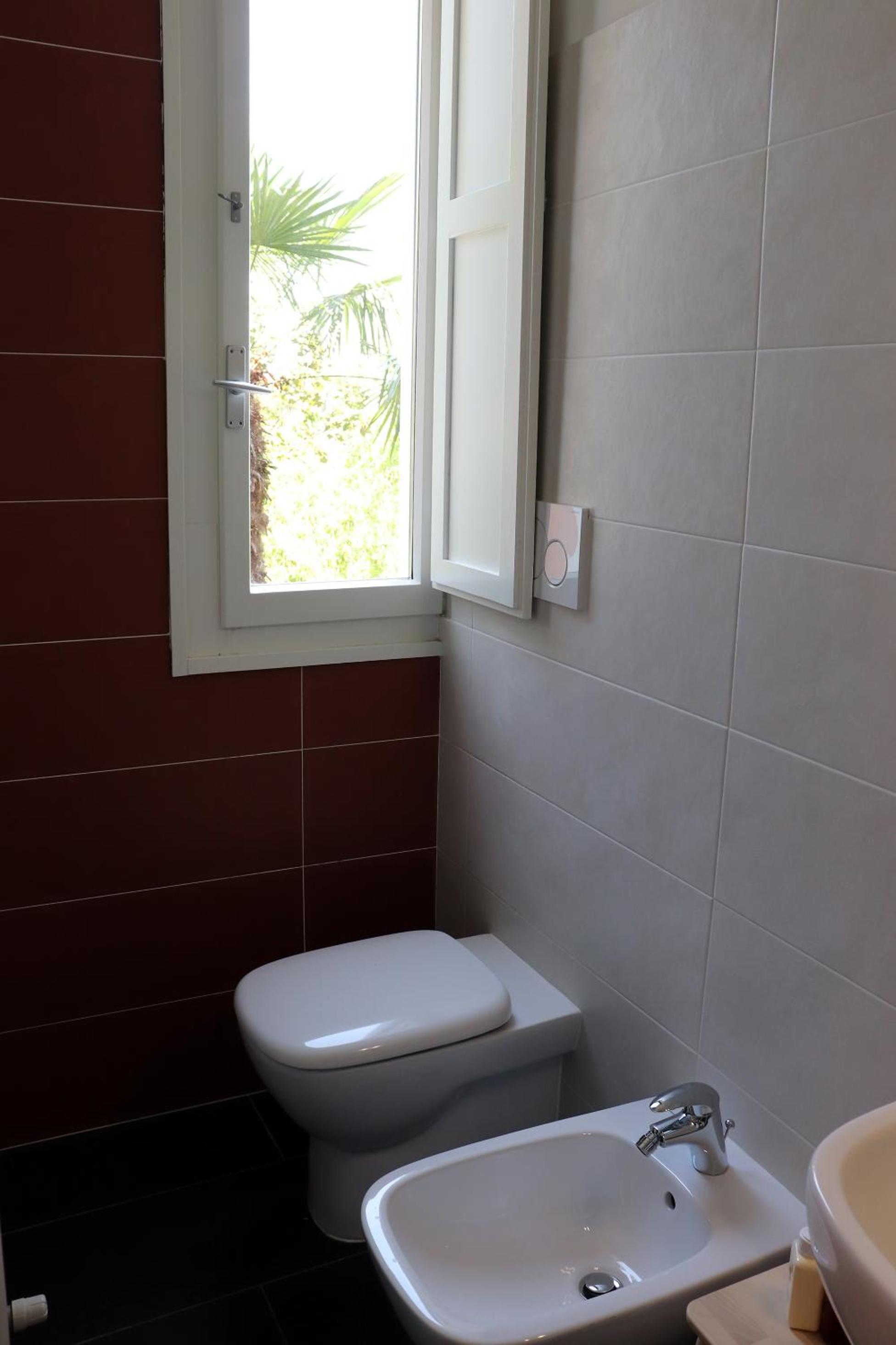 Quadruple Room with Private Bathroom - Photo 15