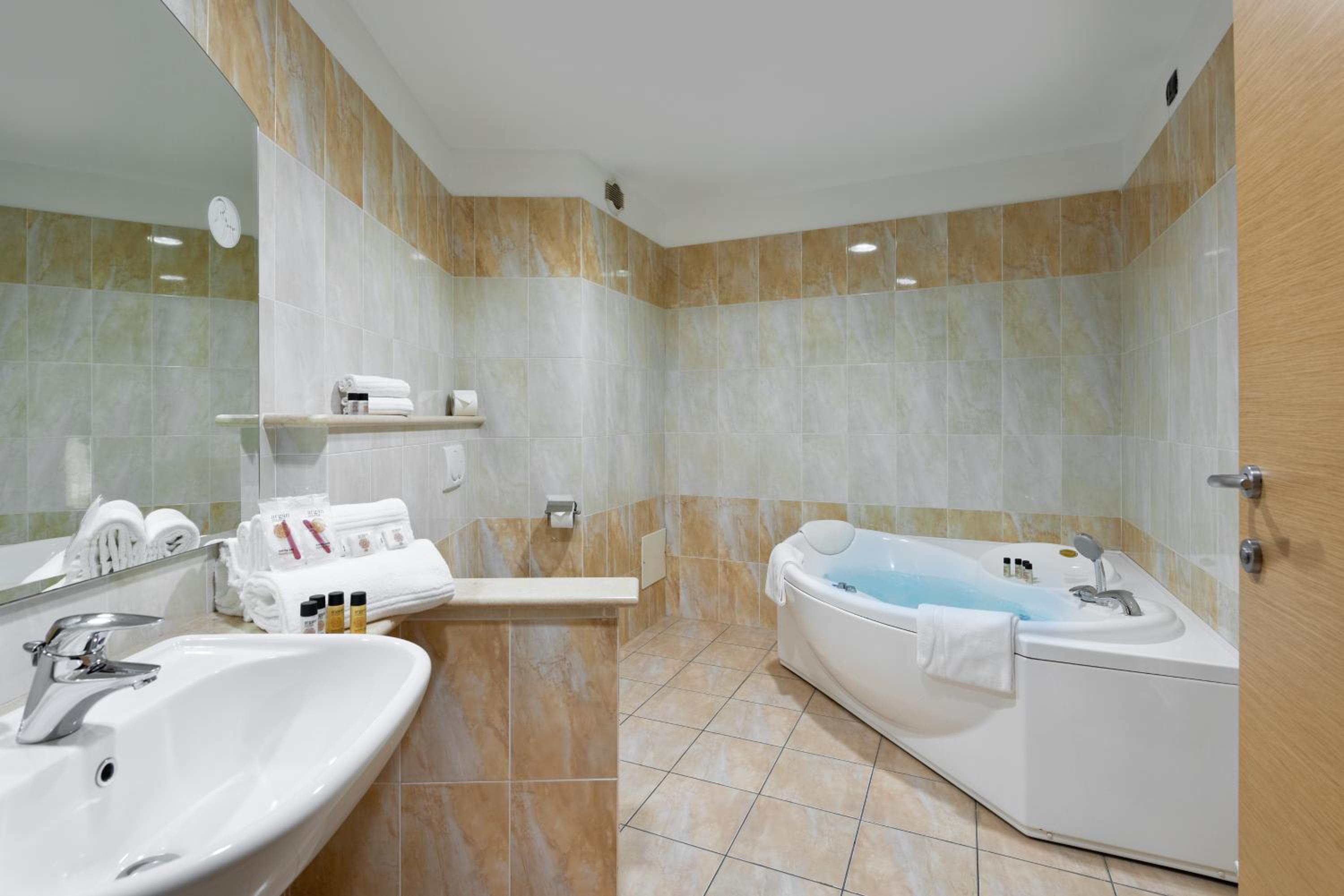 Suite - Photo 6