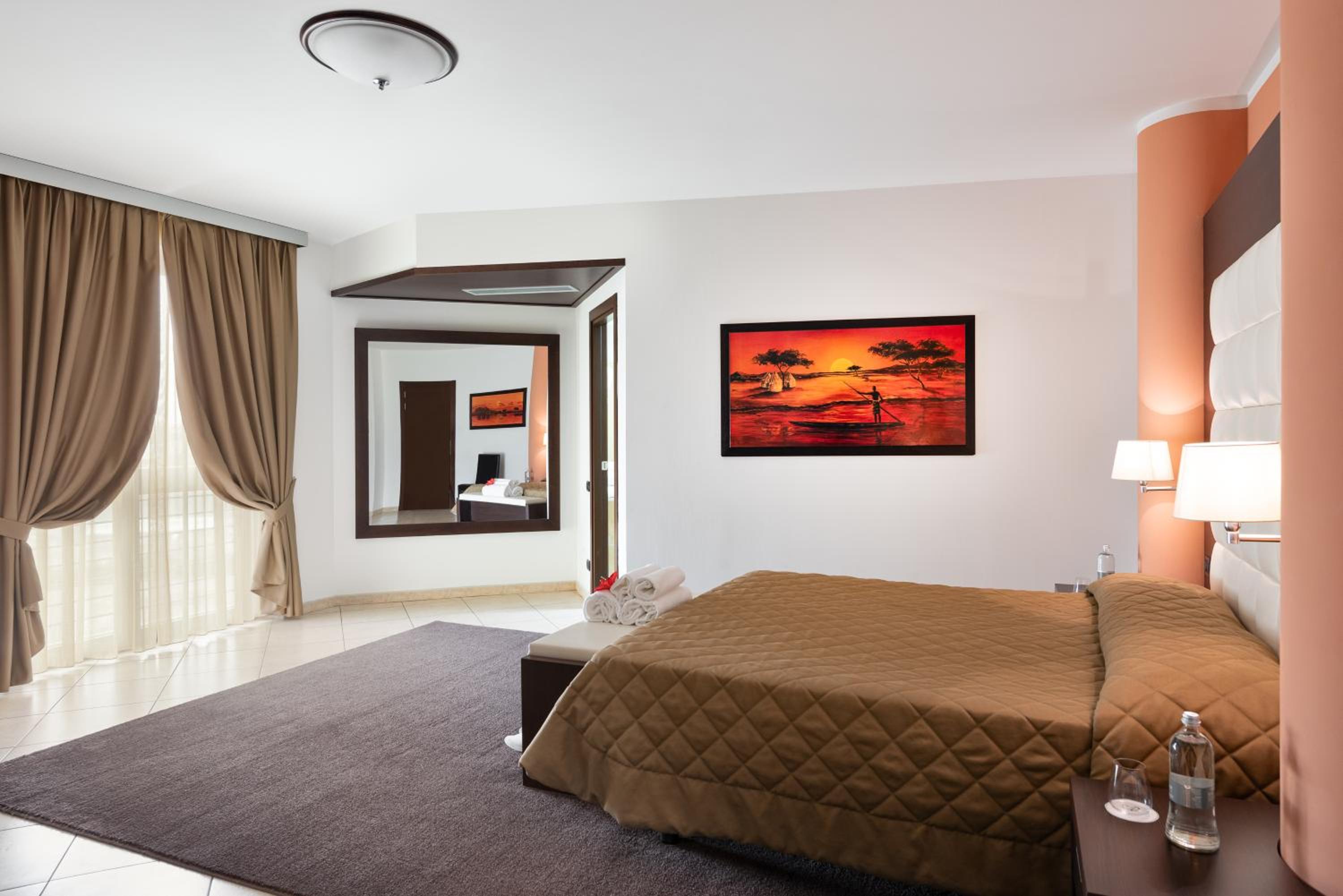 Suite - Photo 1