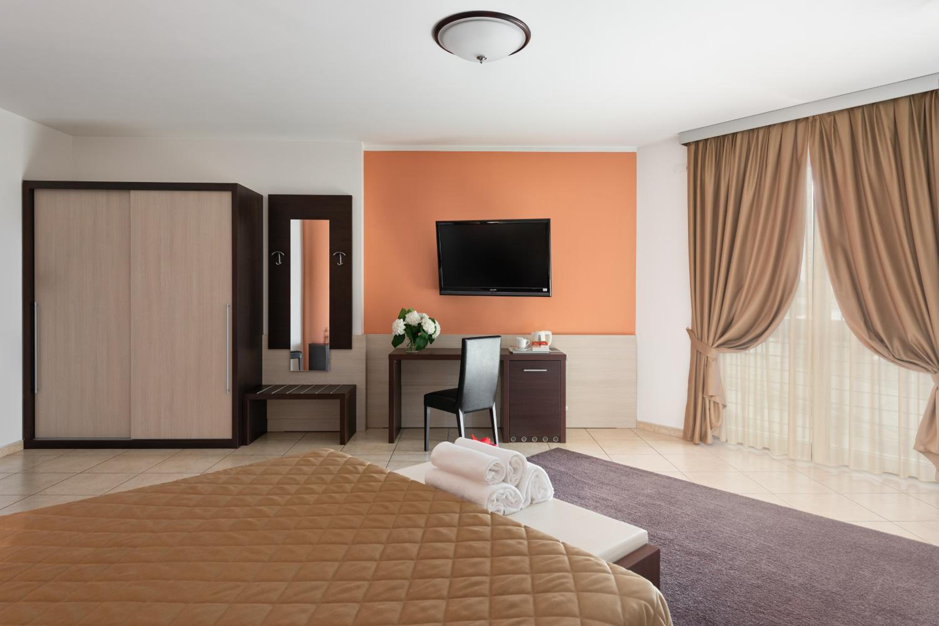 Suite - Photo 2