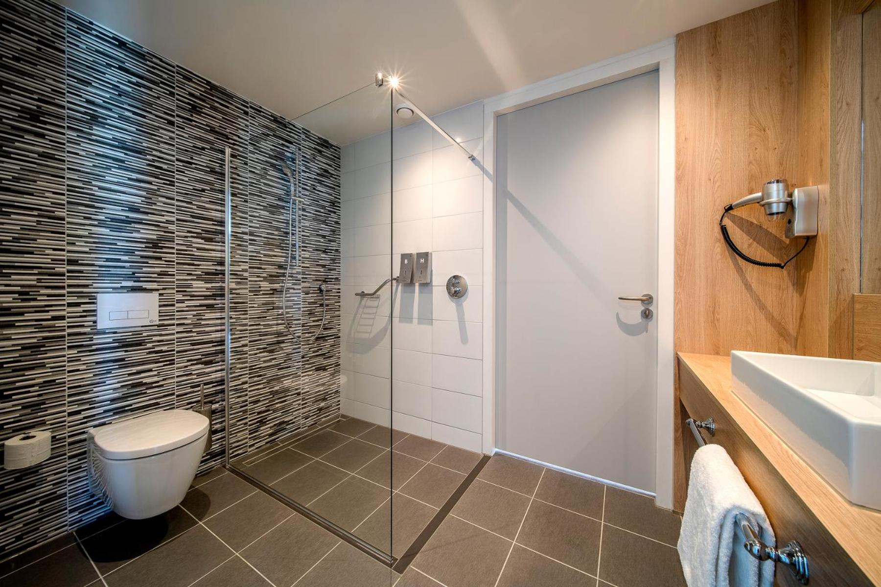 Suite with Balcony - Photo 3