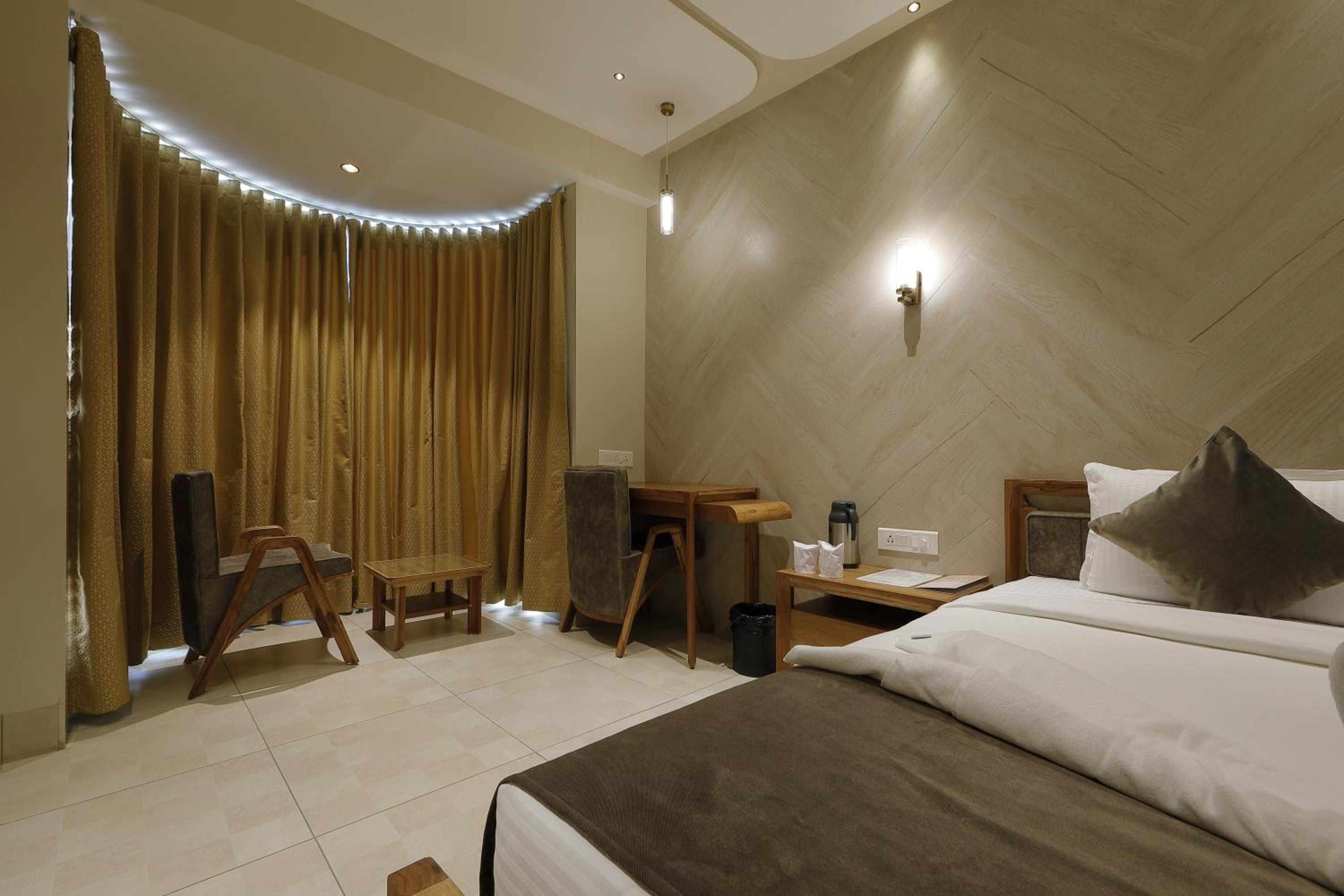 Deluxe Double Room with Balcony photo 2