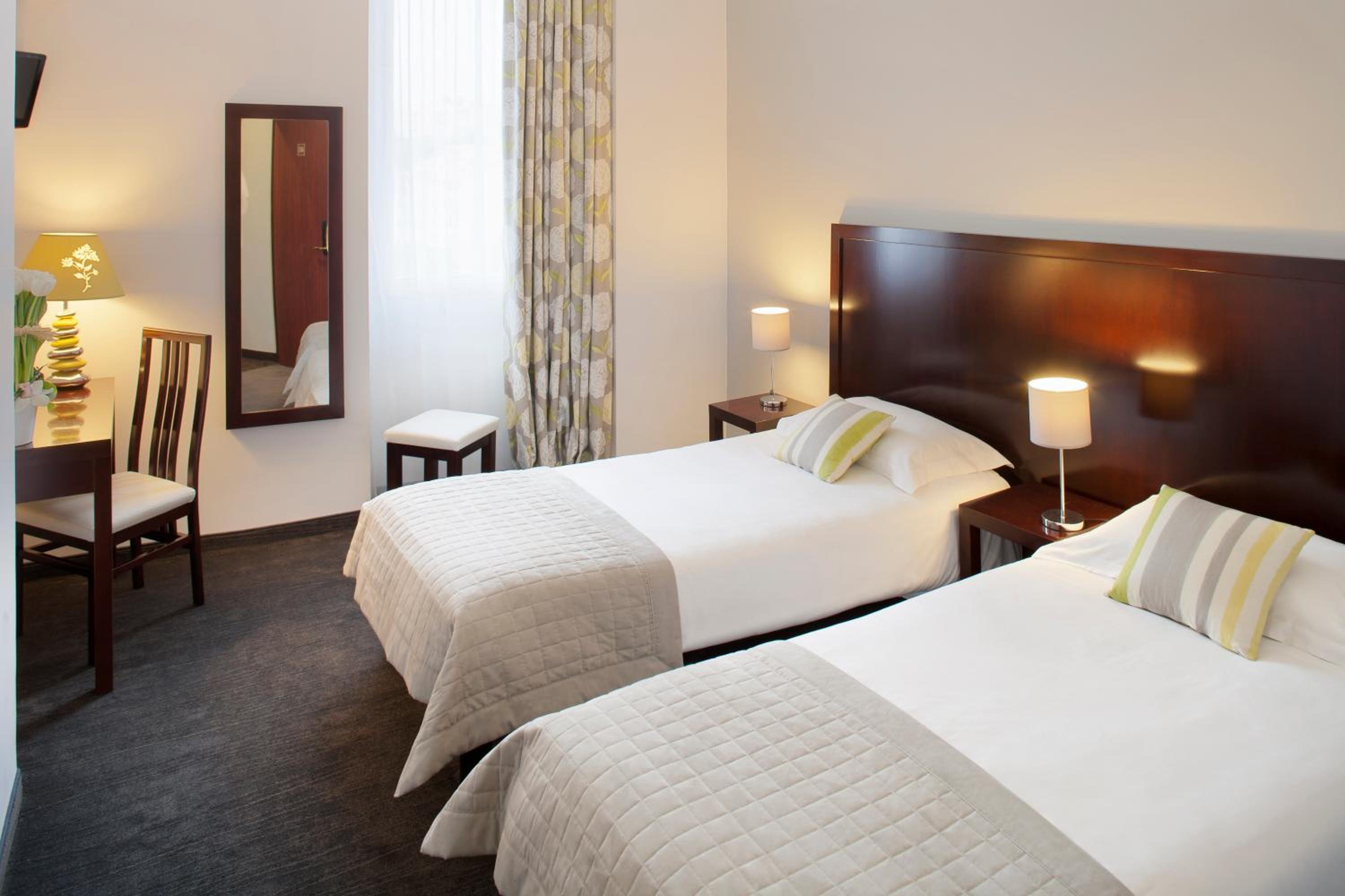 Standard Twin Room - Photo 4