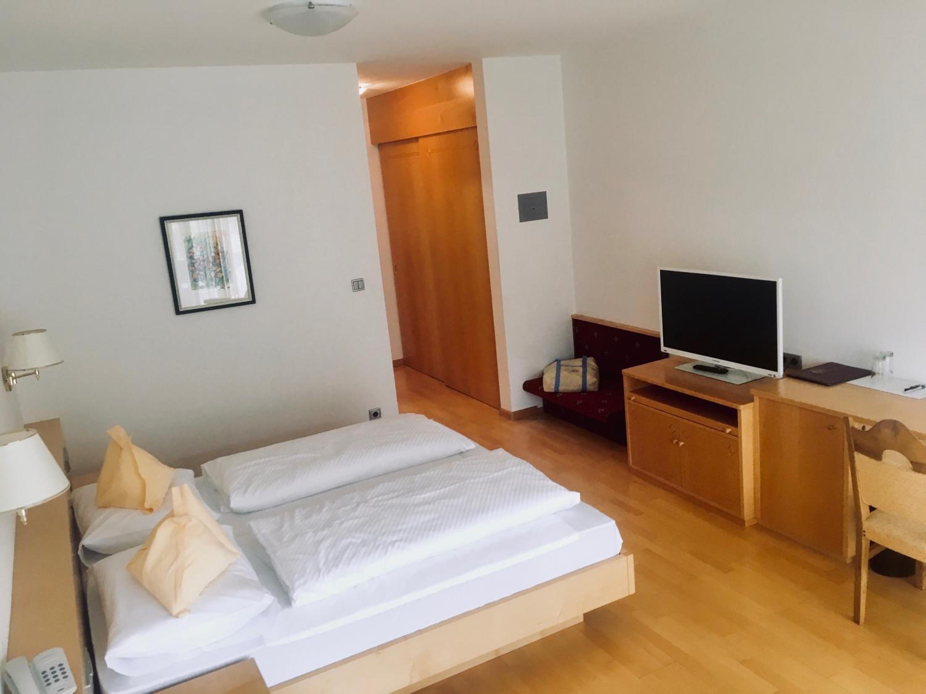 Double or Twin Room with Lake View - Photo 1