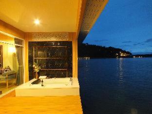 Island Grand Room with Jacuzzi photo 2