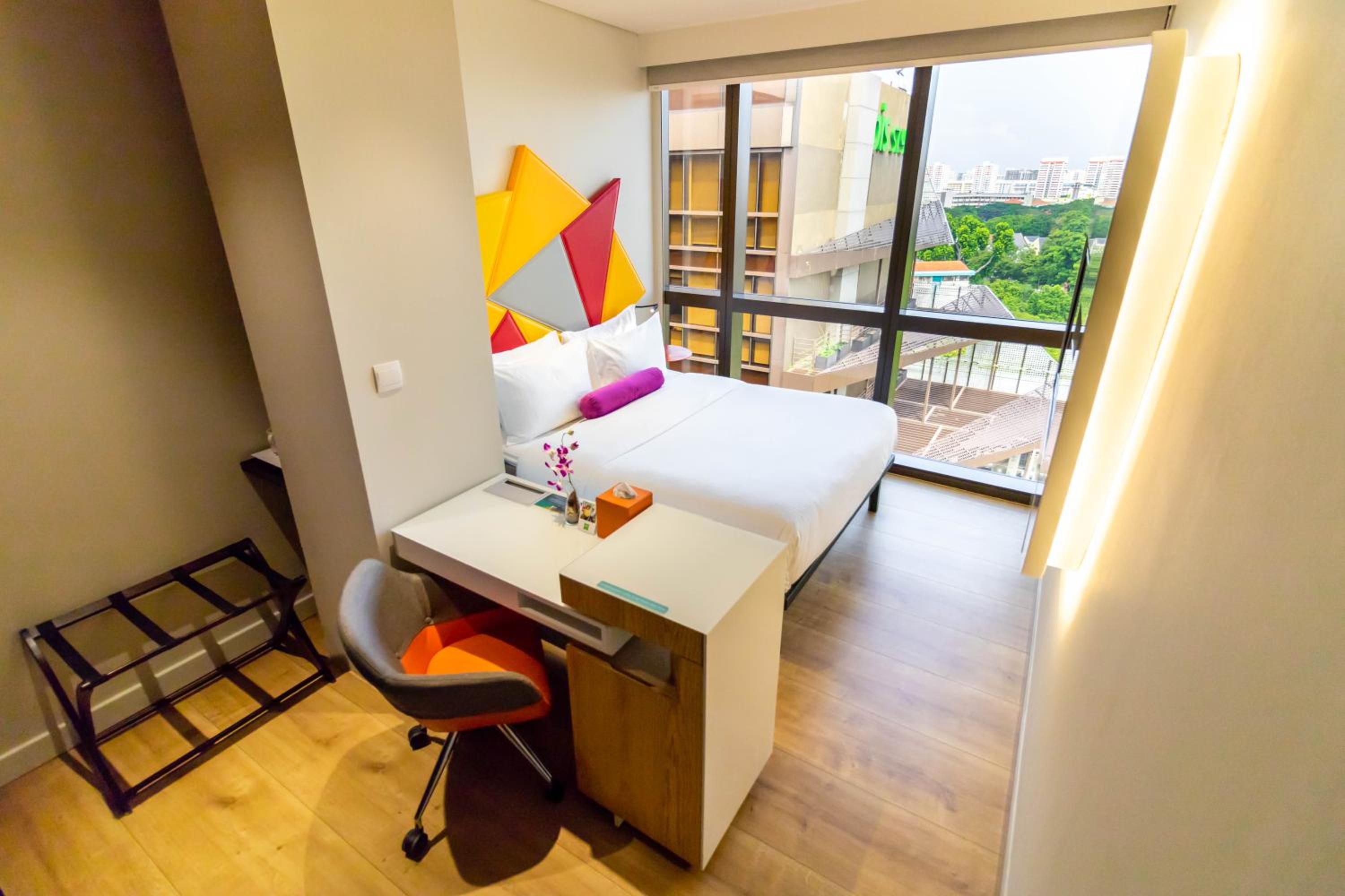 Standard Queen Room with Pool View, 1 Queen Bed photo 2
