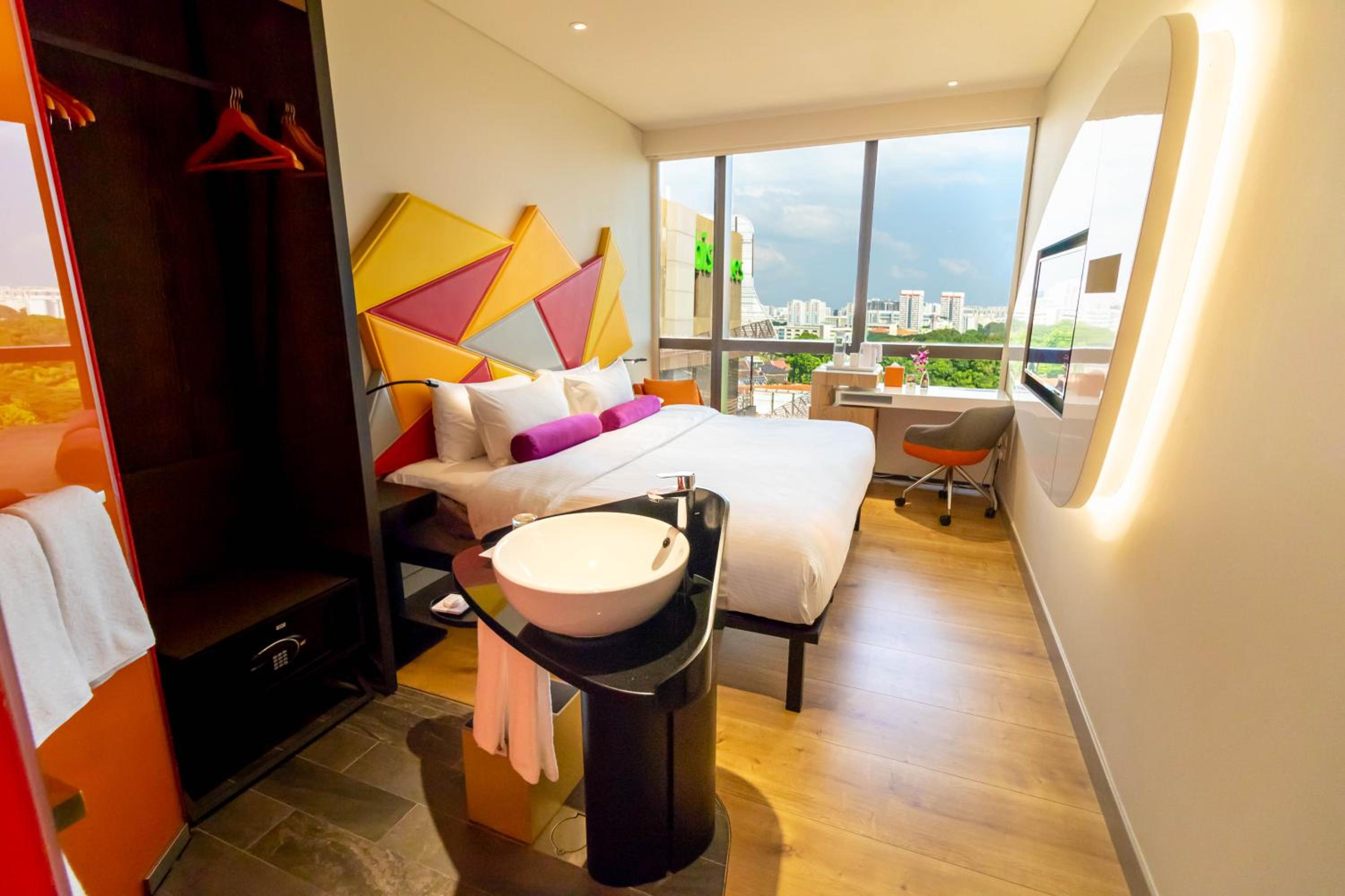 Standard Queen Room with Pool View, 1 Queen Bed photo 3