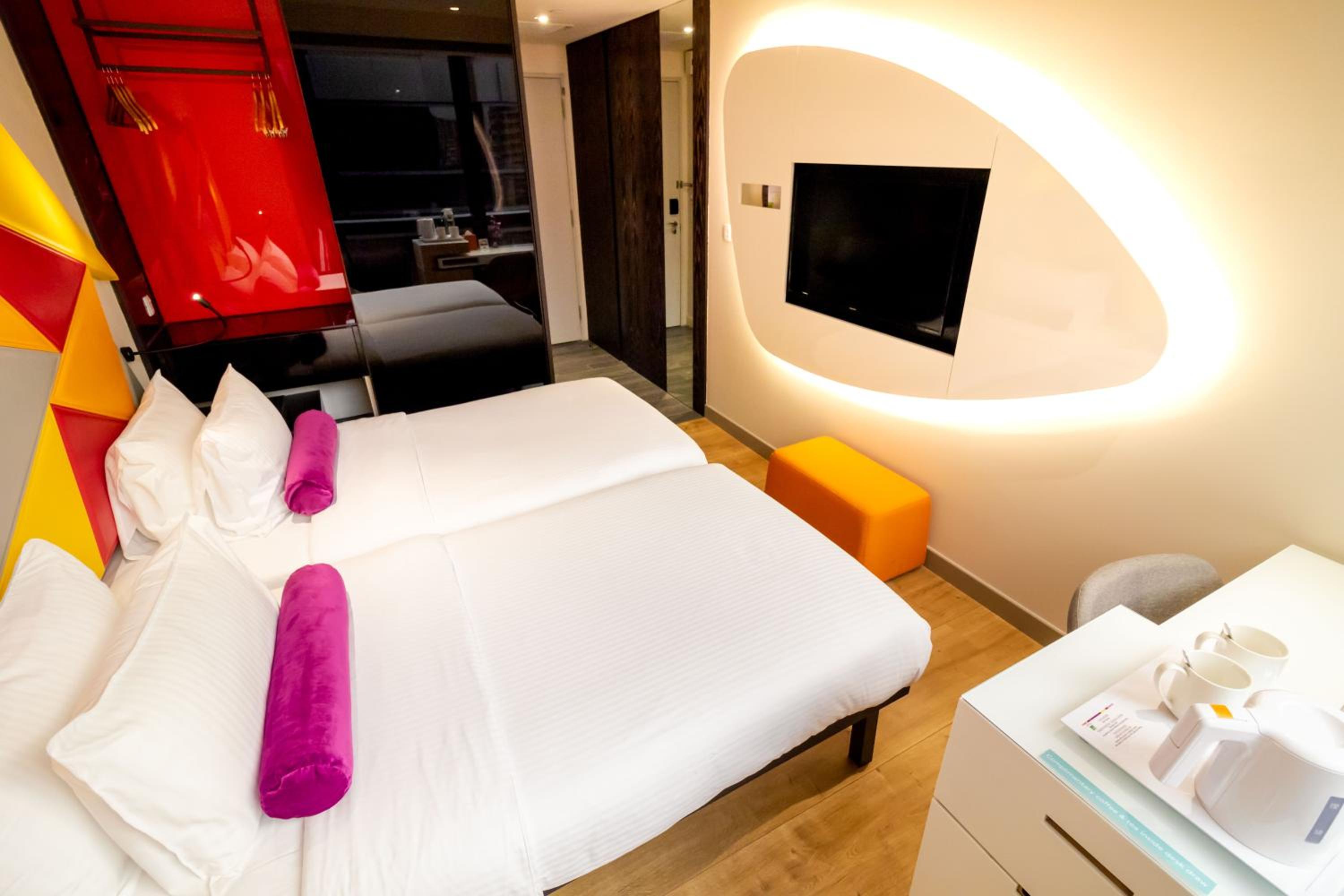 Standard Twin Room with Pool View, 2 Single Beds photo 3