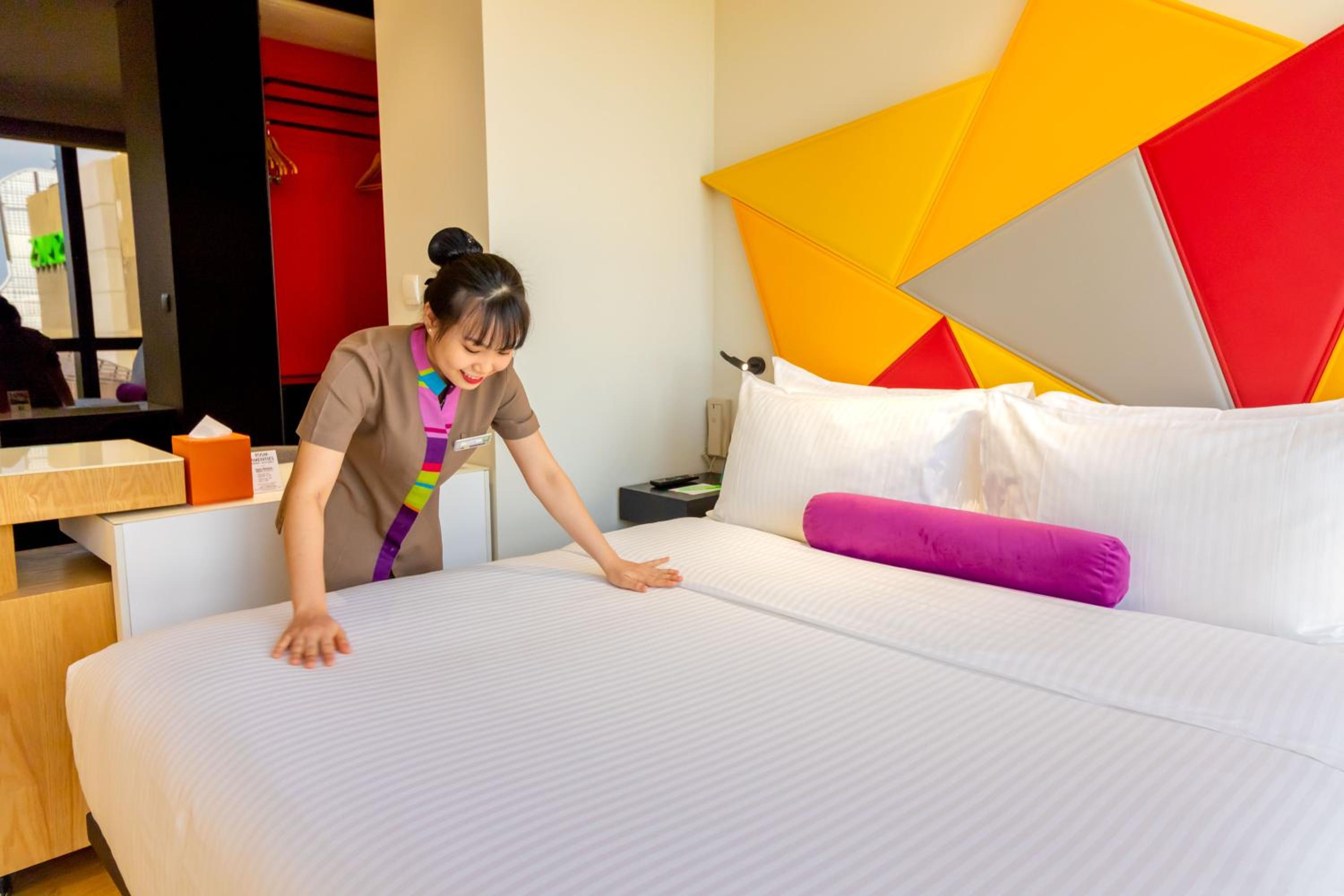 Standard Queen Room with Pool View, 1 Queen Bed photo 3