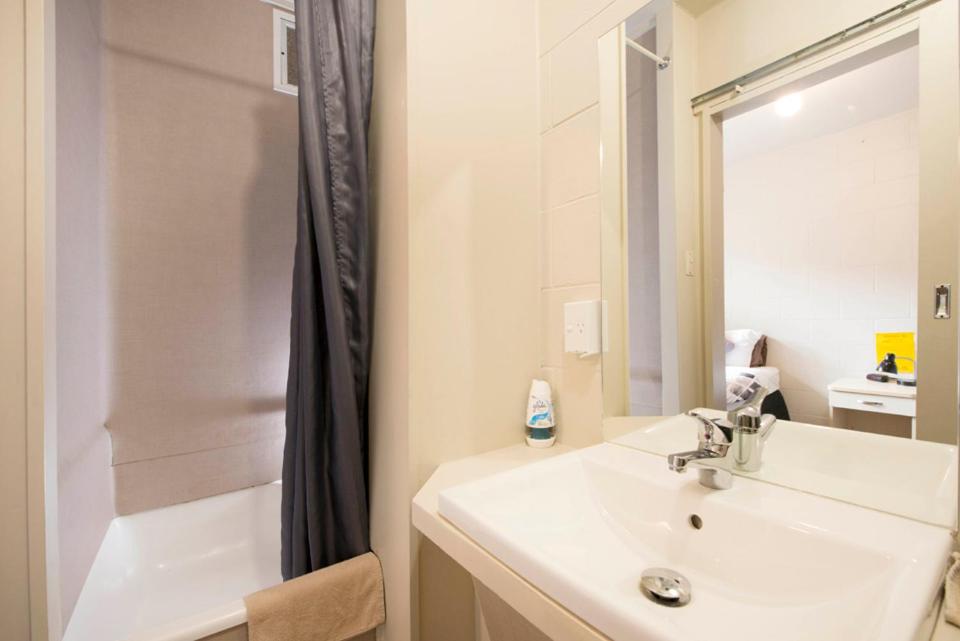 Twin Room with Private Bathroom photo 2