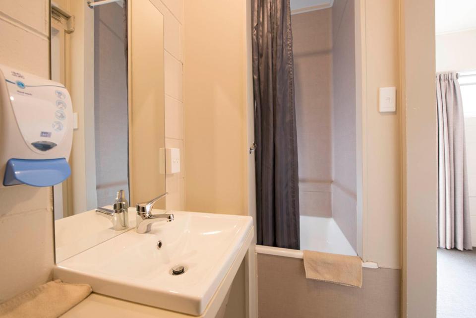 Single Room with Bathroom photo 2
