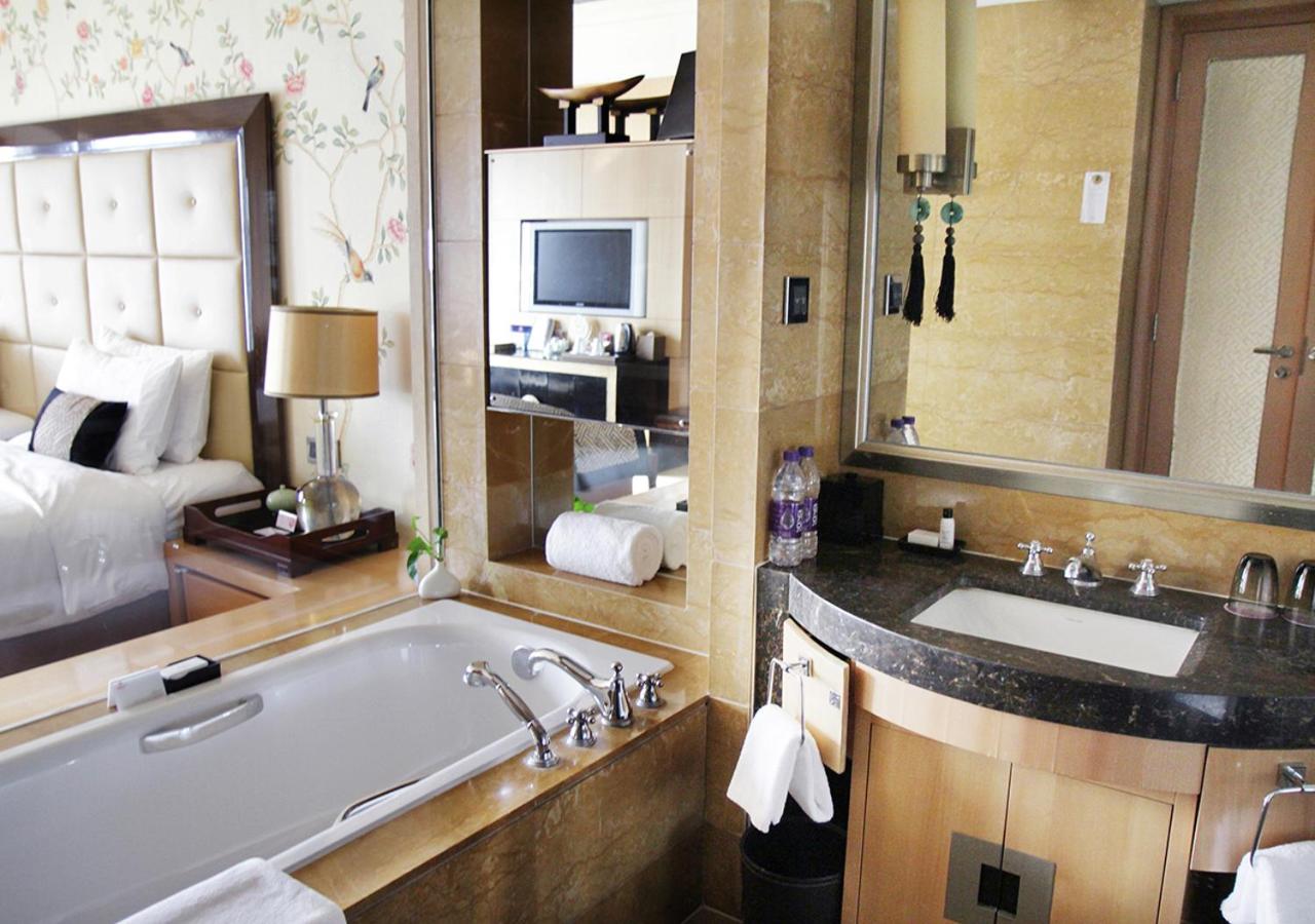 Executive Deluxe King Room - Photo 8