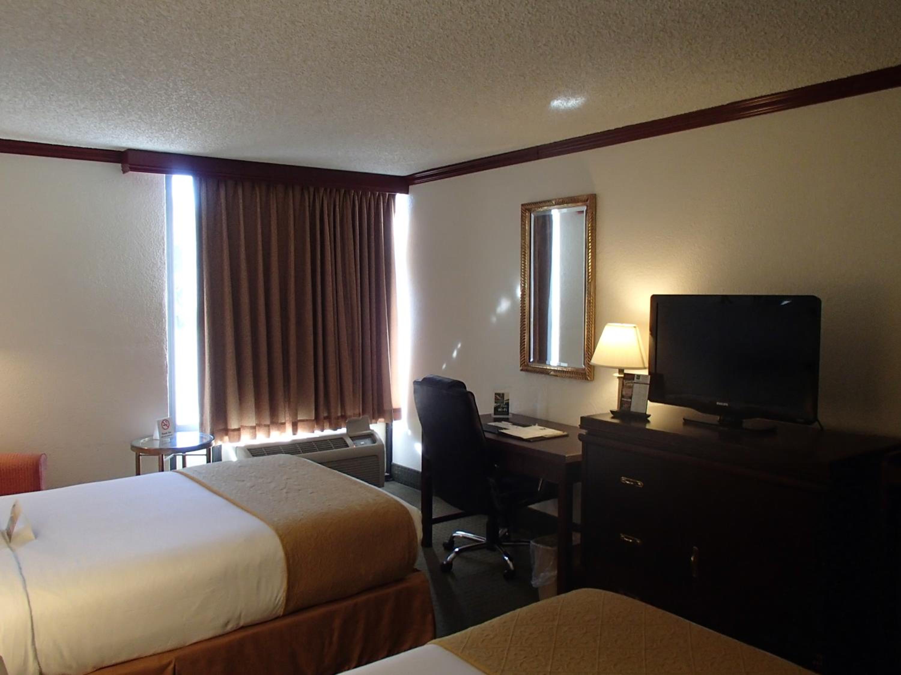 Double Room with Two Double Beds - Disability Access/Non-Smoking - Photo 2