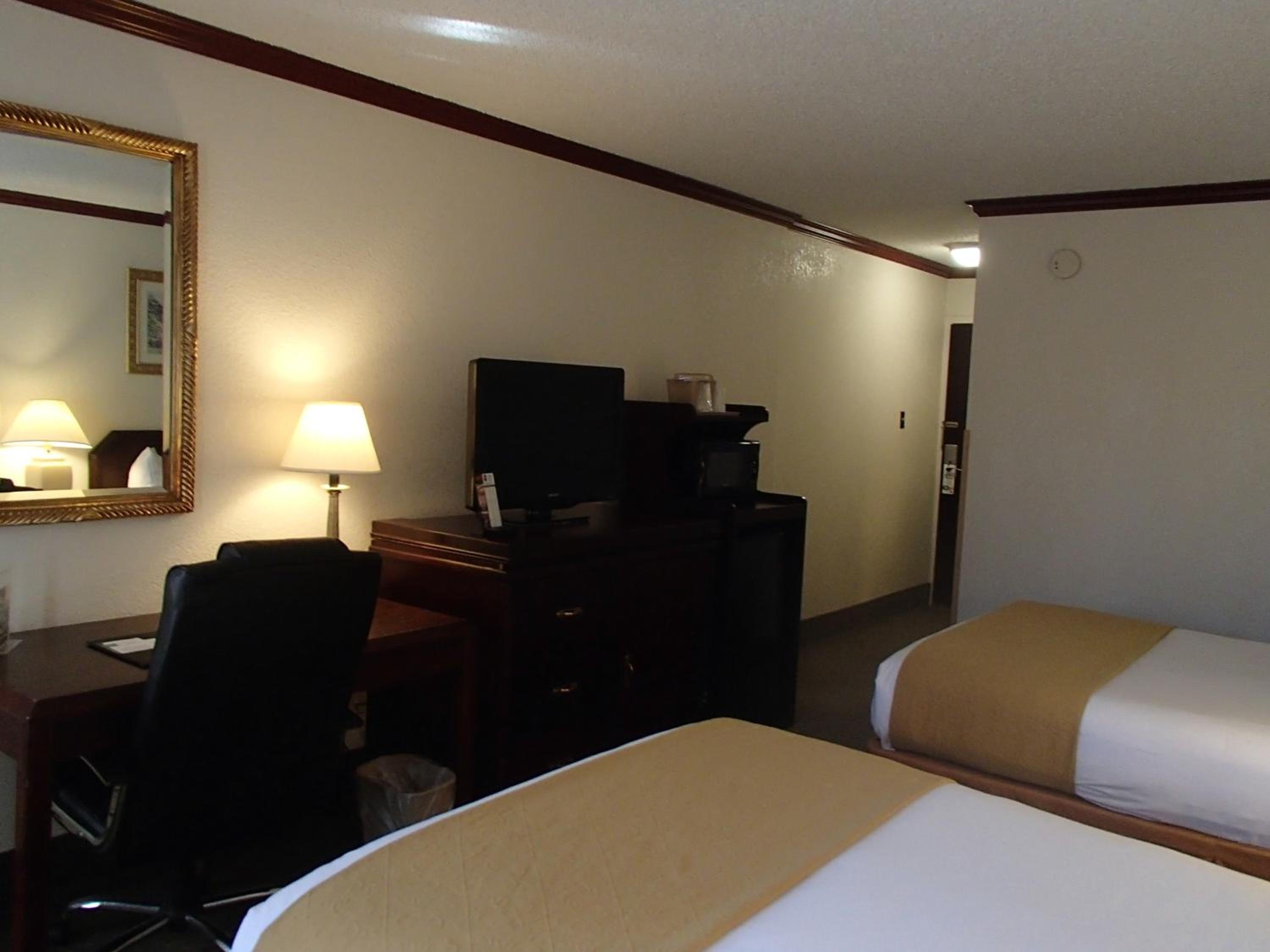 Double Room with Two Double Beds - Disability Access/Non-Smoking - Photo 3