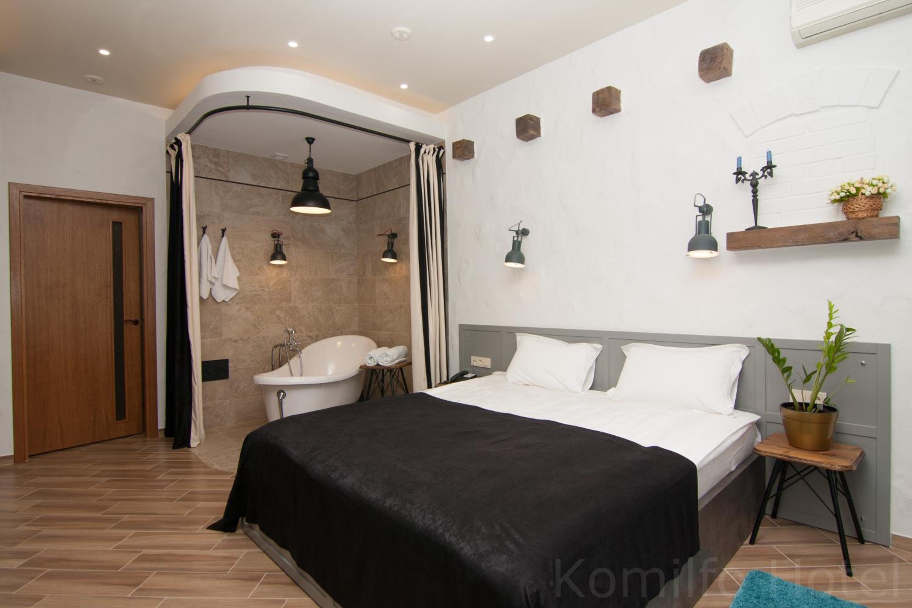 King Suite with Balcony photo 1