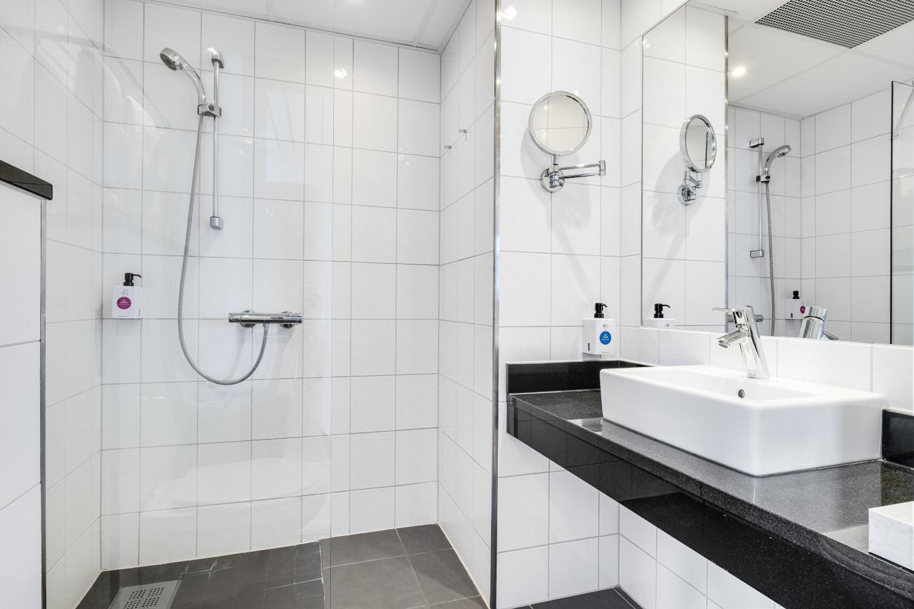 Standard Double or Twin Room - Photo 7