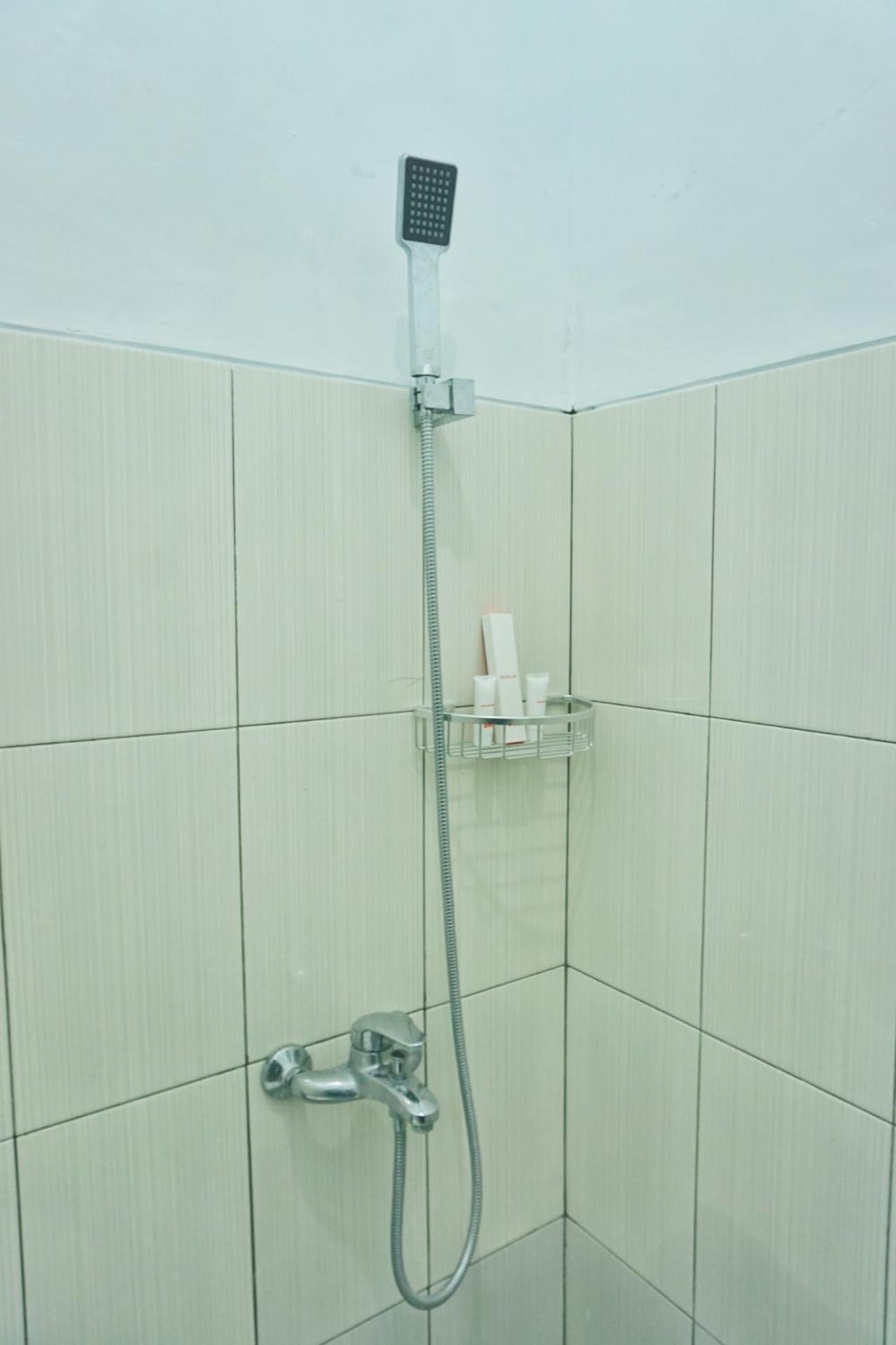 Standard Twin Room - Photo 6