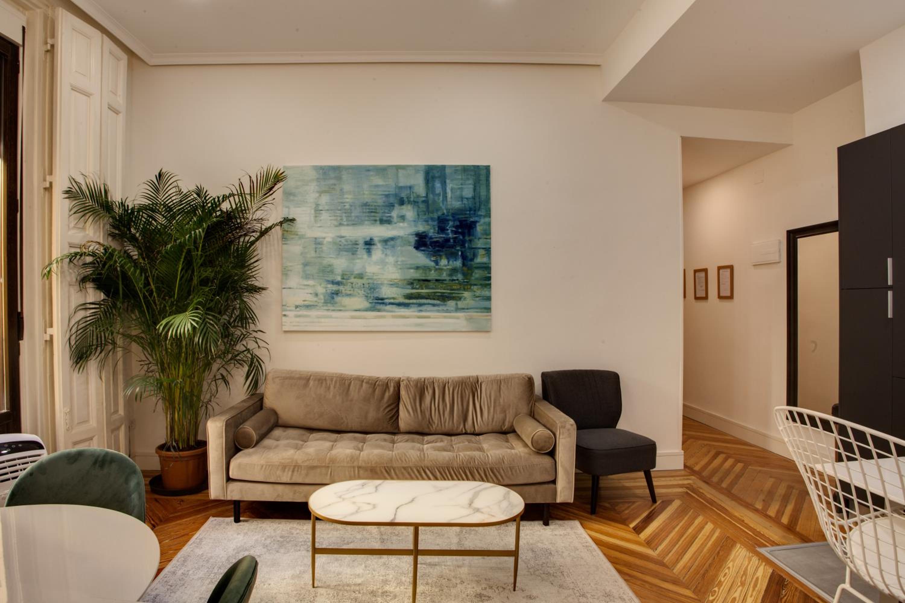 One-Bedroom Apartment photo 2