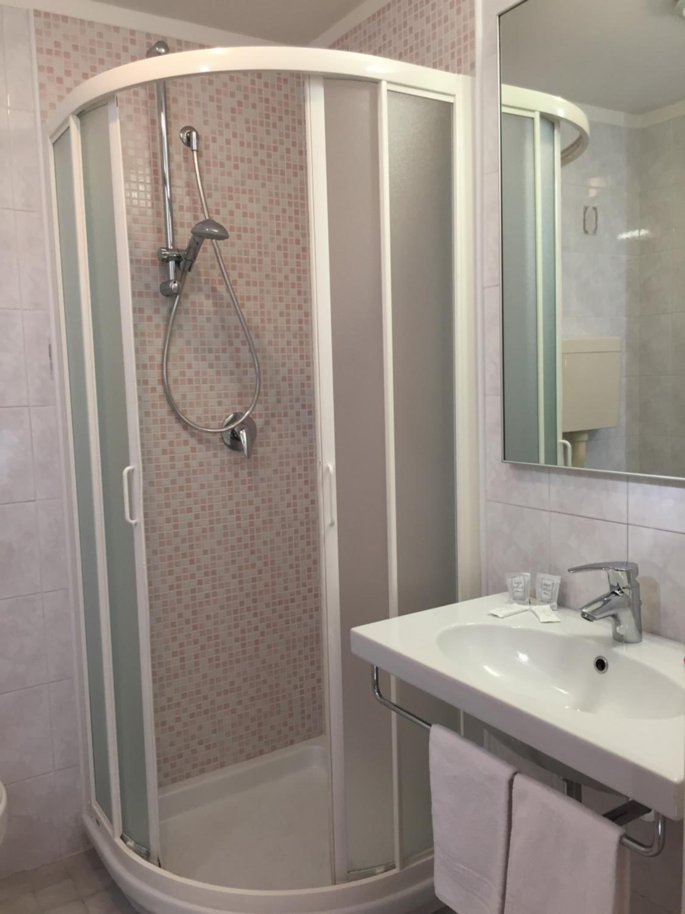 Large Double or Twin Room - Photo 14