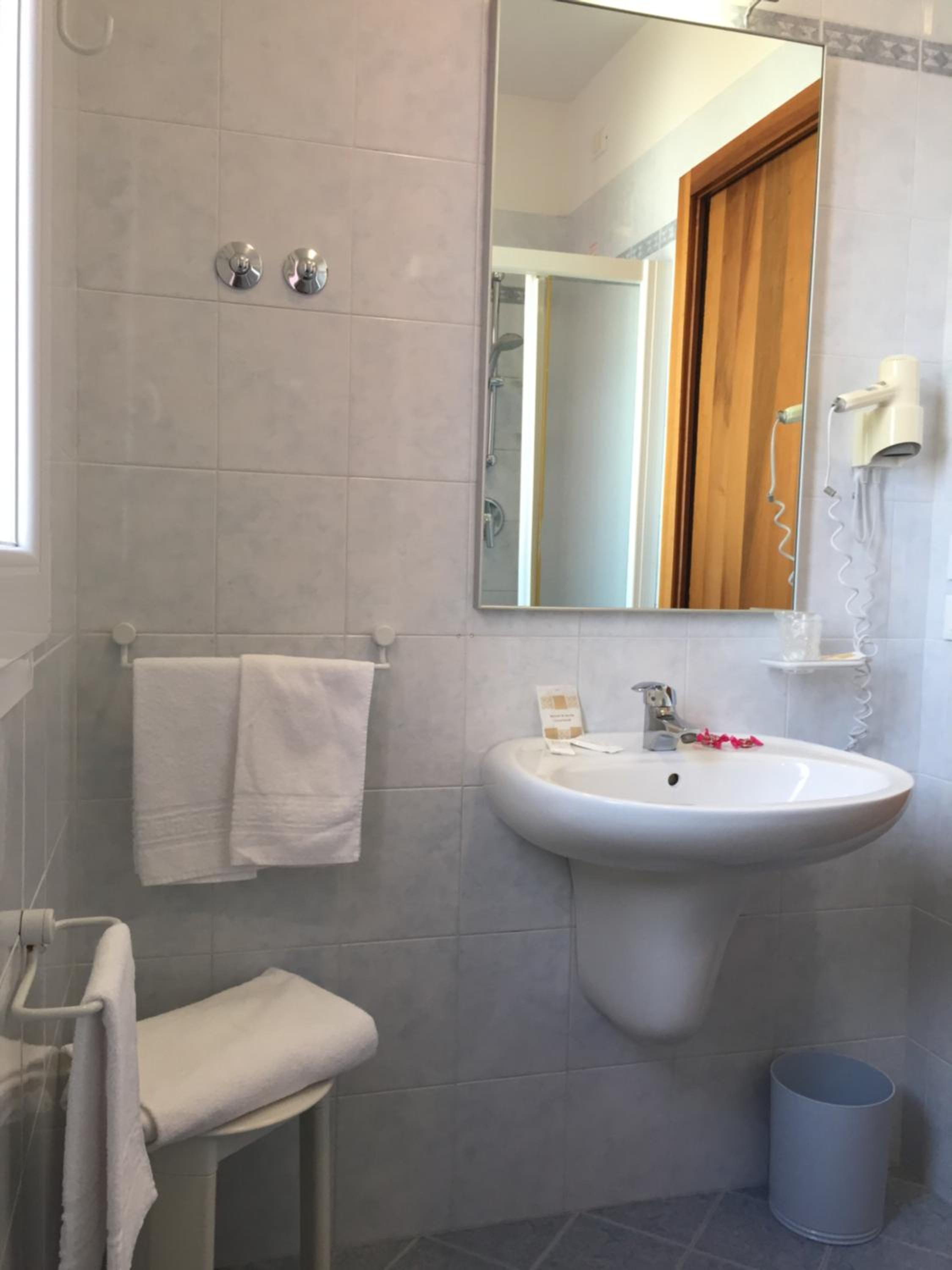 Large Double or Twin Room - Photo 15