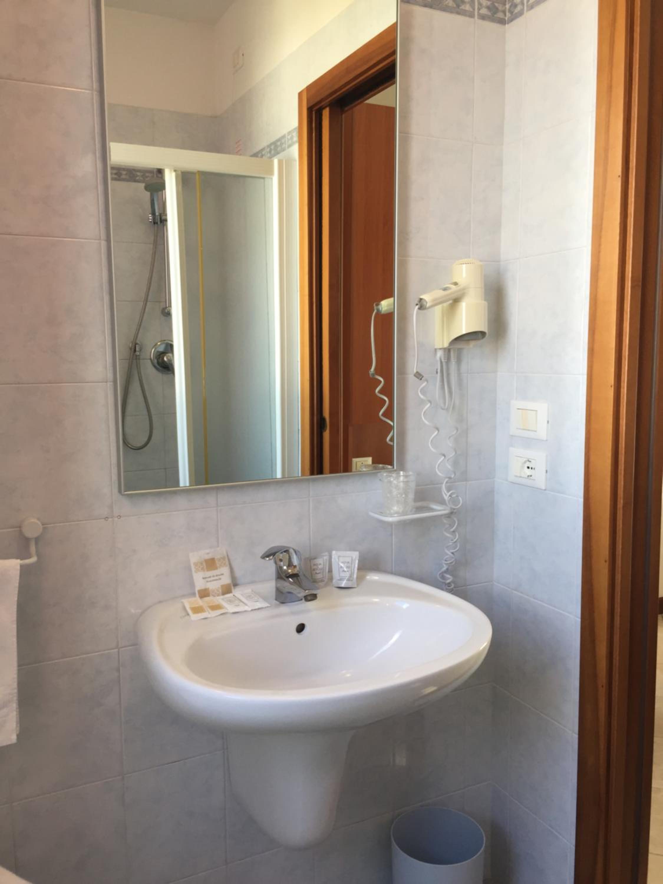 Large Double or Twin Room - Photo 8