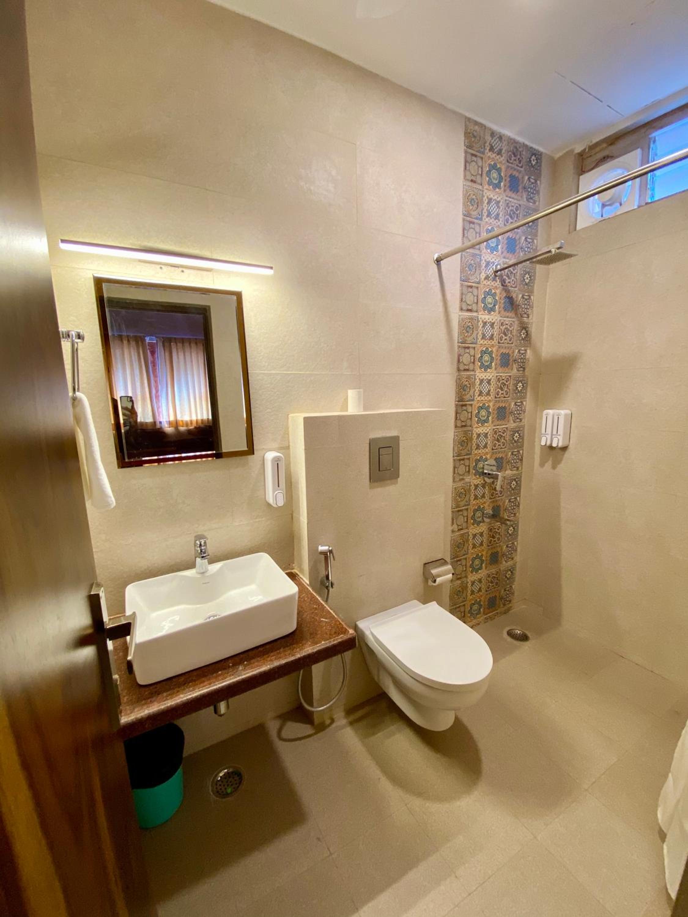 Deluxe King Room - Photo 6