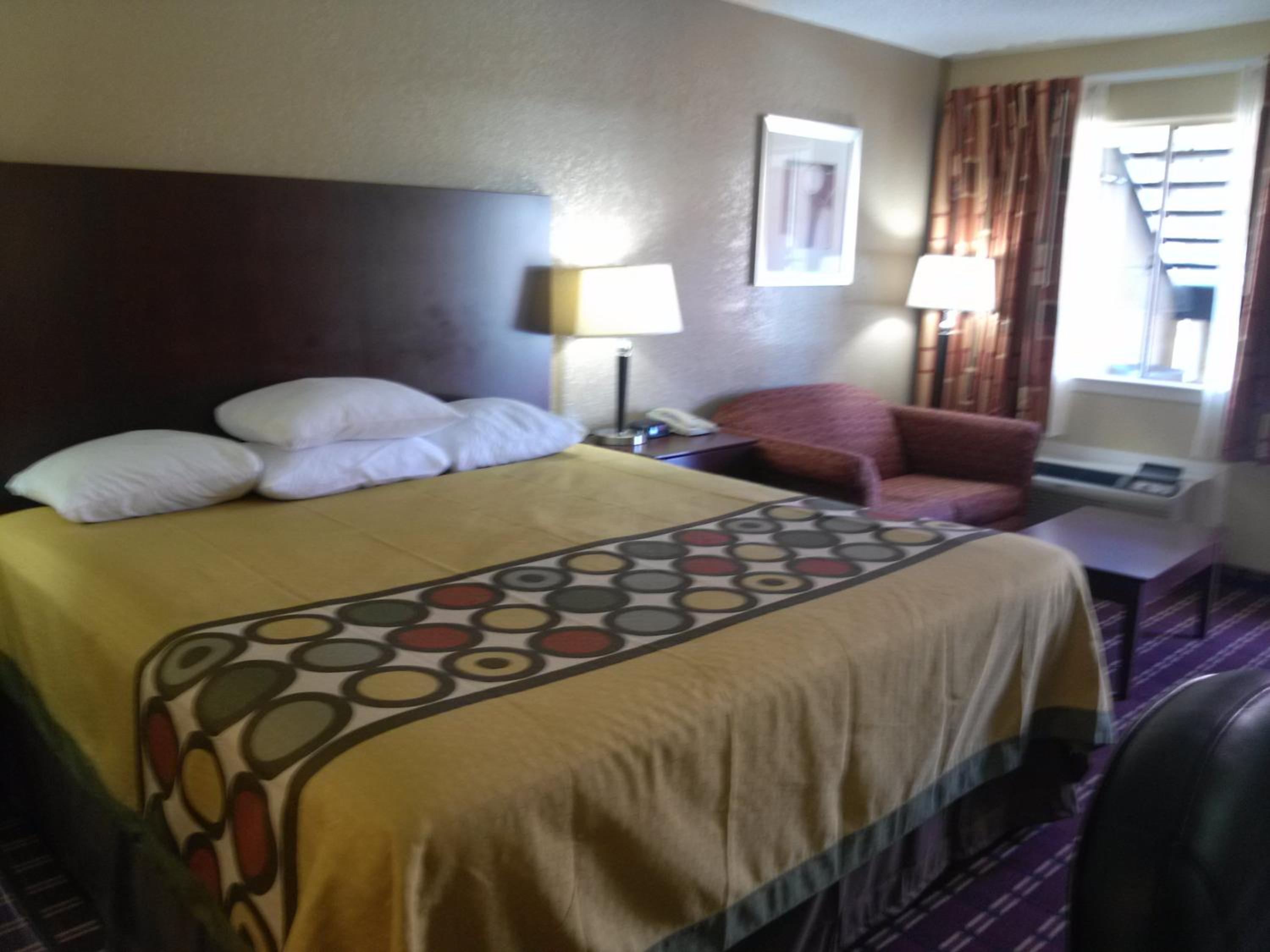 Deluxe King Room - Non-Smoking - Photo 2