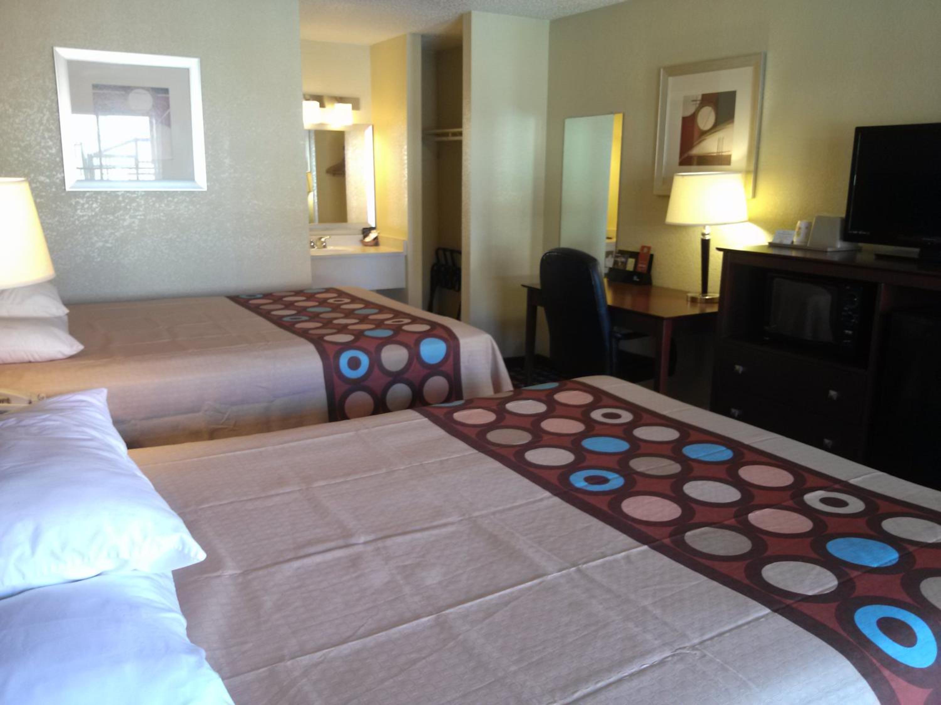 Queen Room with Two Queen Beds - Non-Smoking - Photo 6