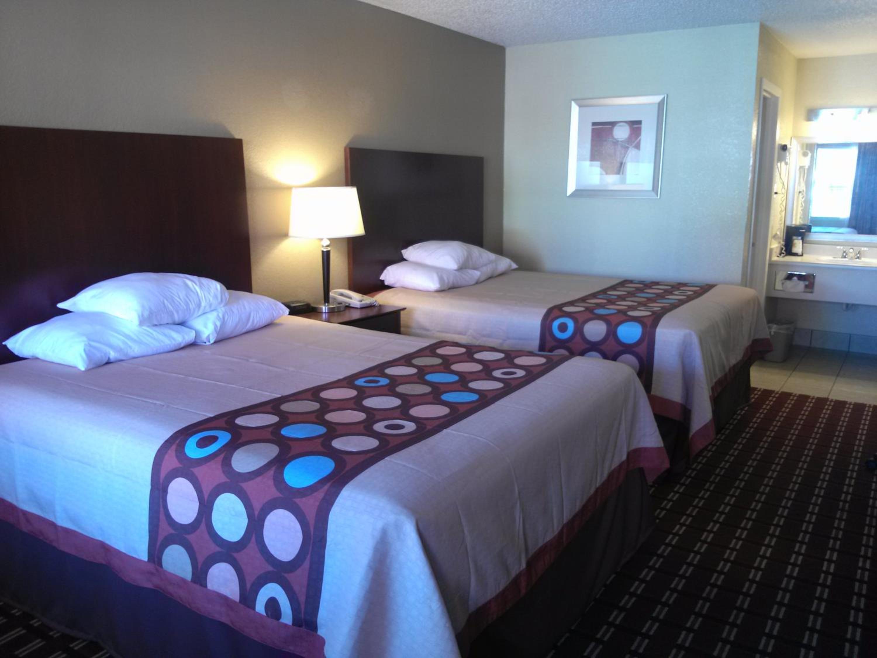 Queen Room with Two Queen Beds - Non-Smoking - Photo 8