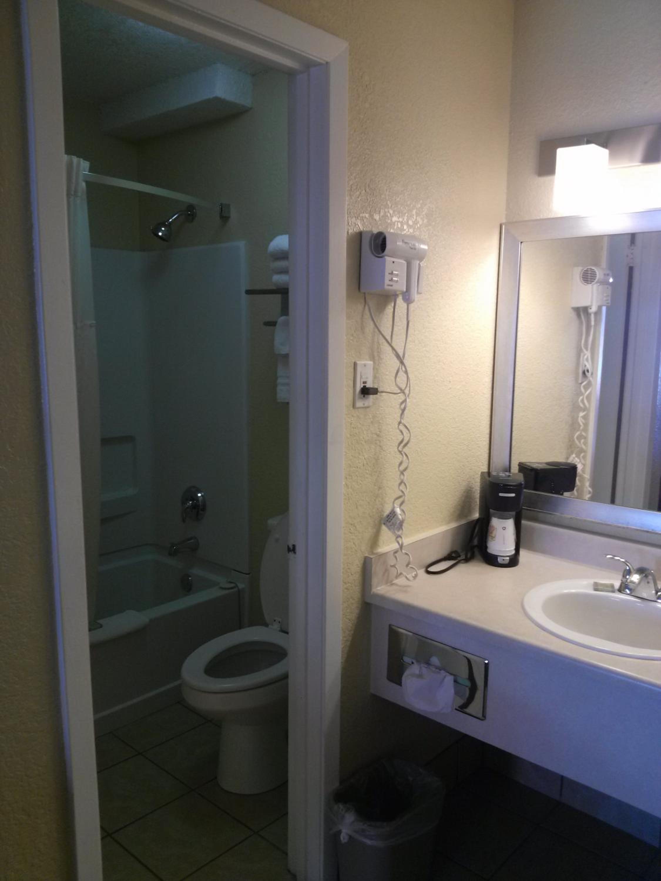 King Room - Non-Smoking - Photo 2