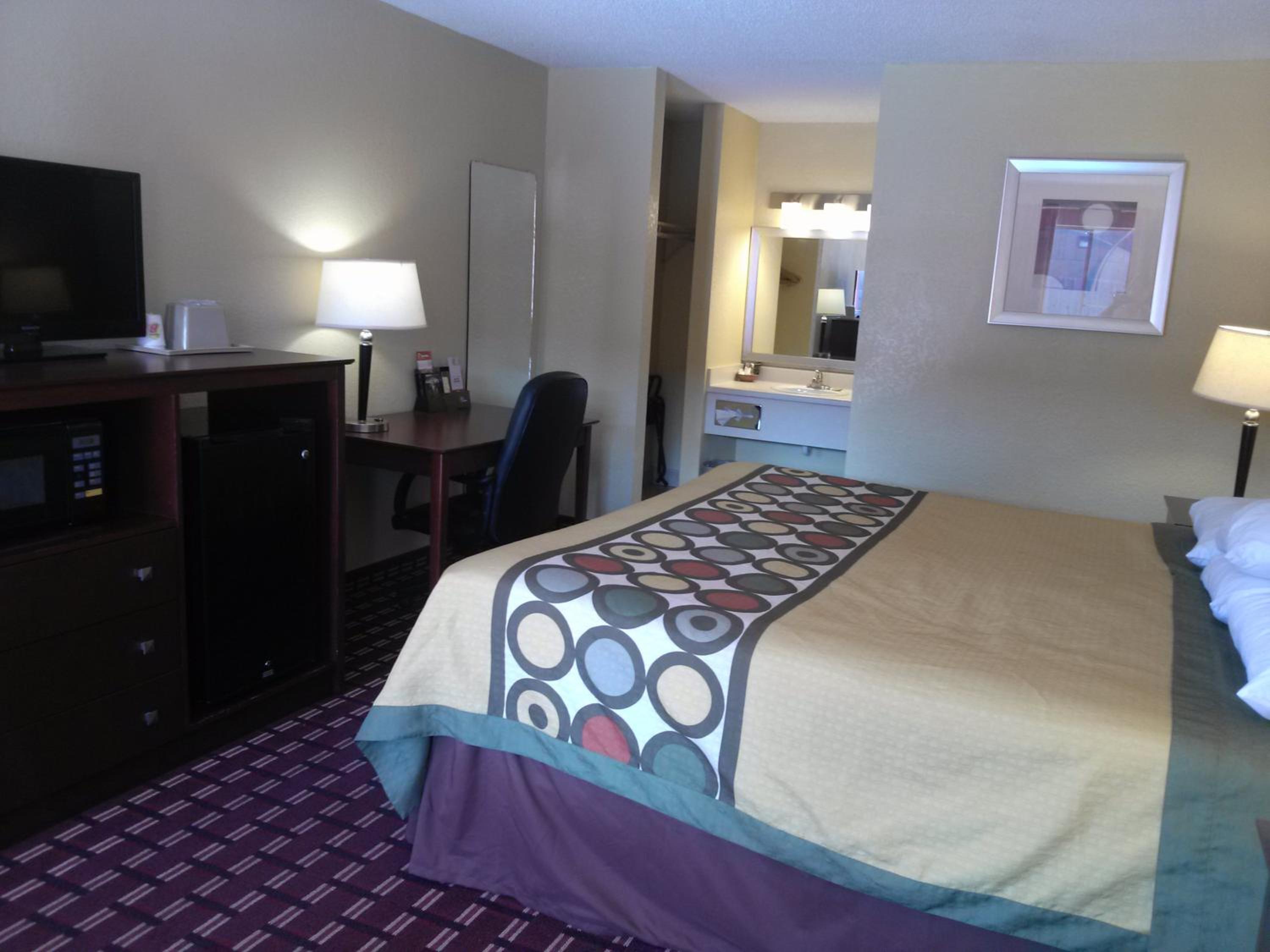 King Room - Non-Smoking - Photo 5