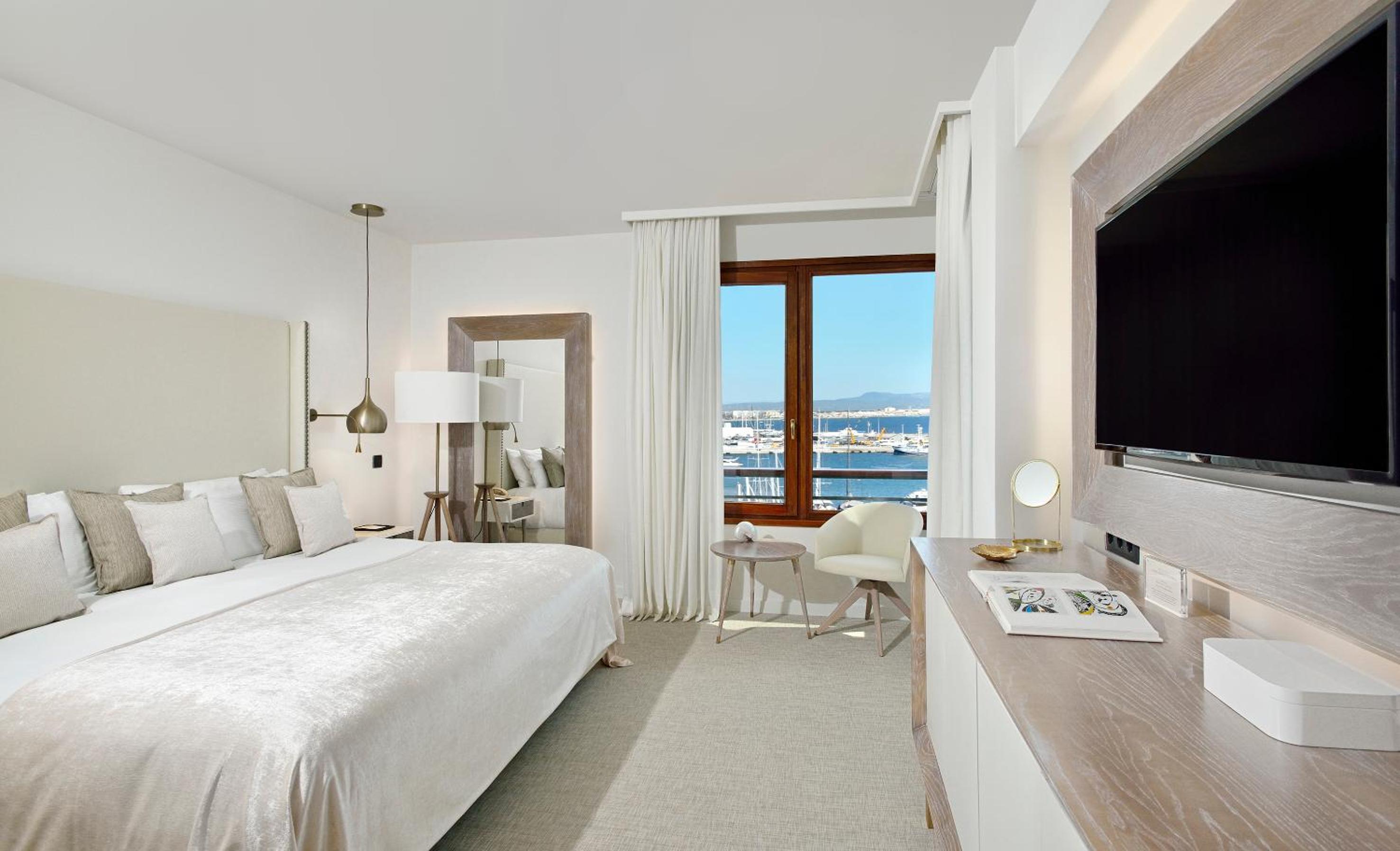 Red Level Master Suite with Sea and Cathedral View - Photo 3