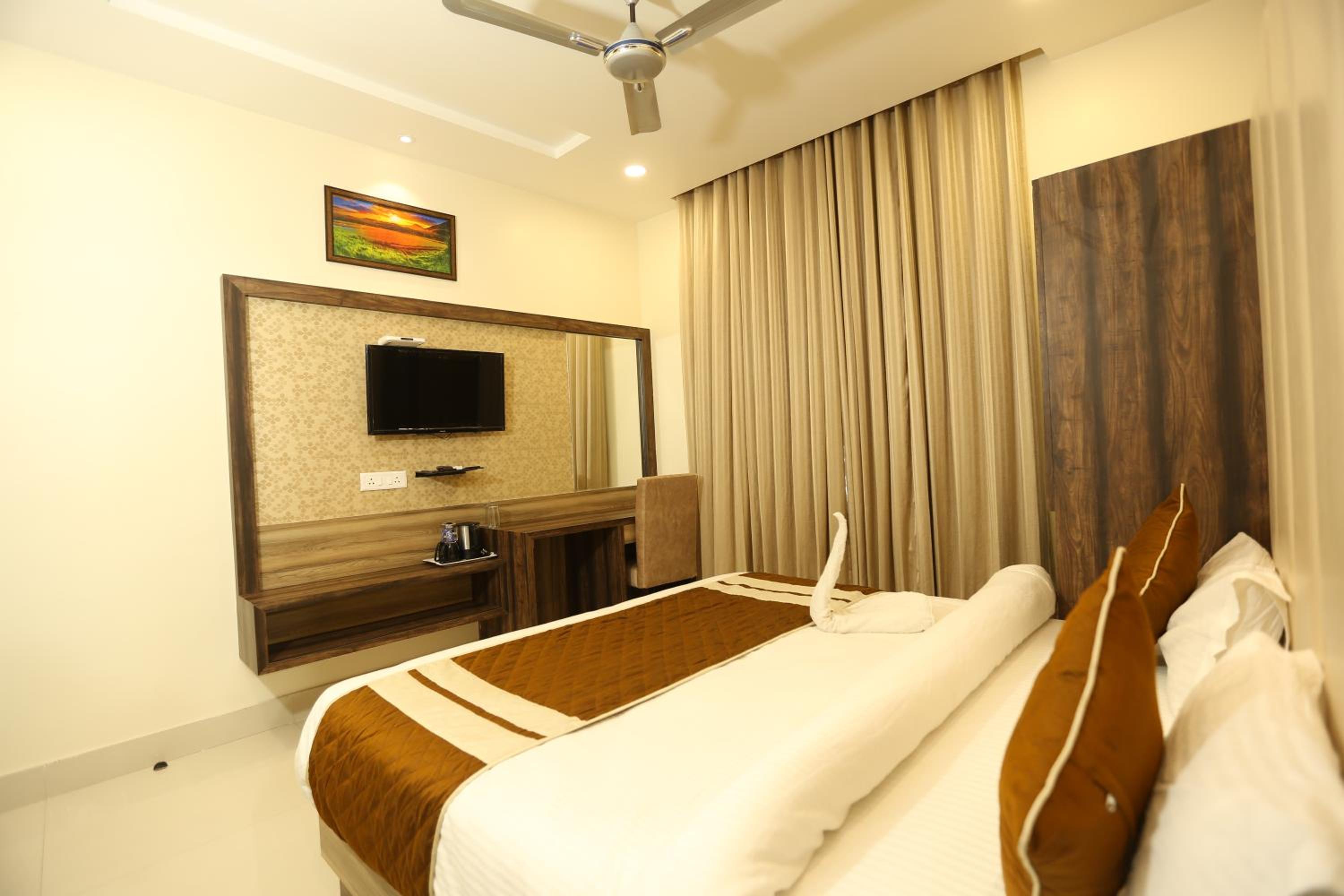 Standard King Room - Photo 9